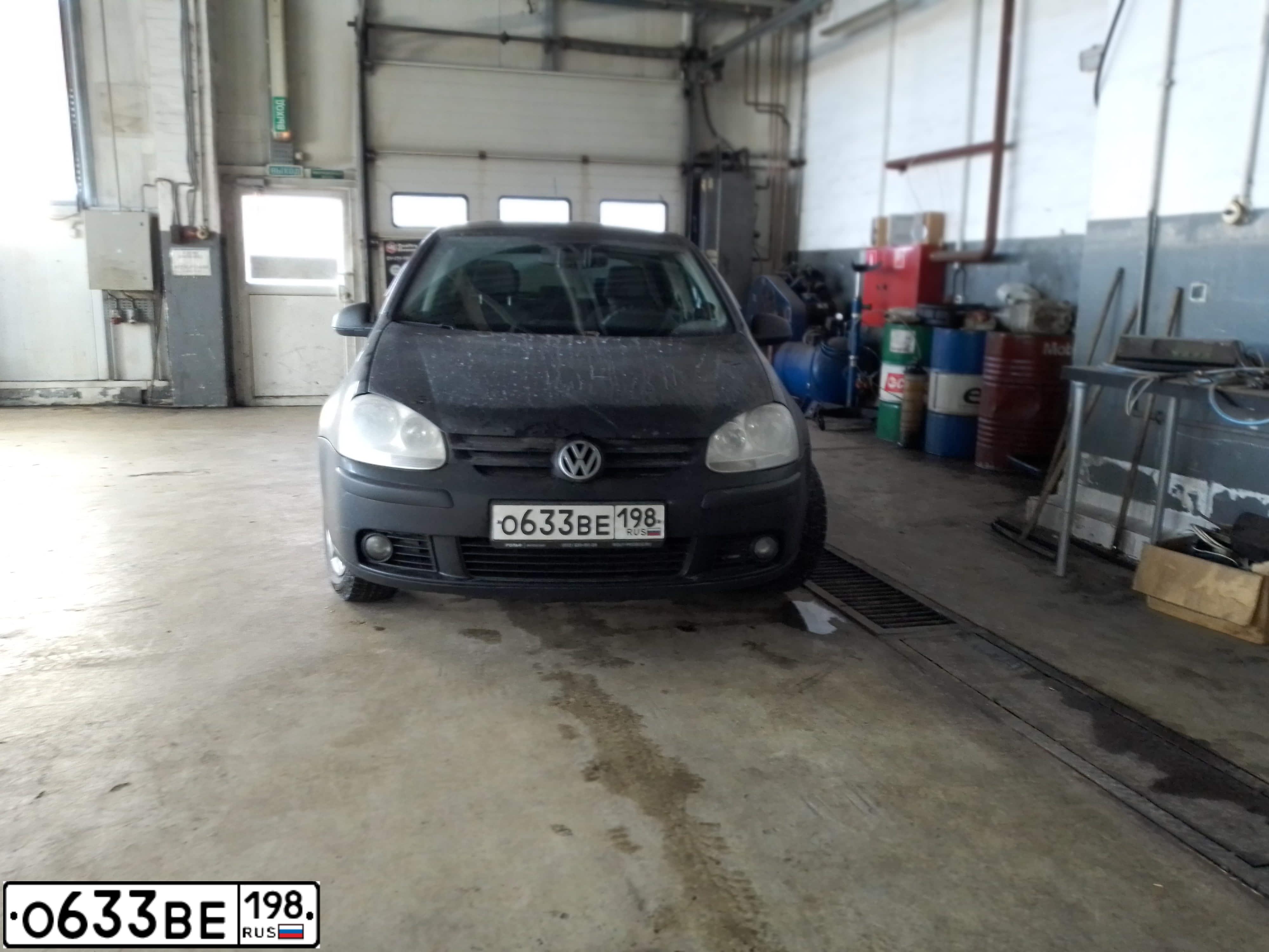 Фото автомобиля VOLKSWAGEN GOLF, 2008 — госномер О633ВЕ198. Цвет: ЧЕРНЫЙ