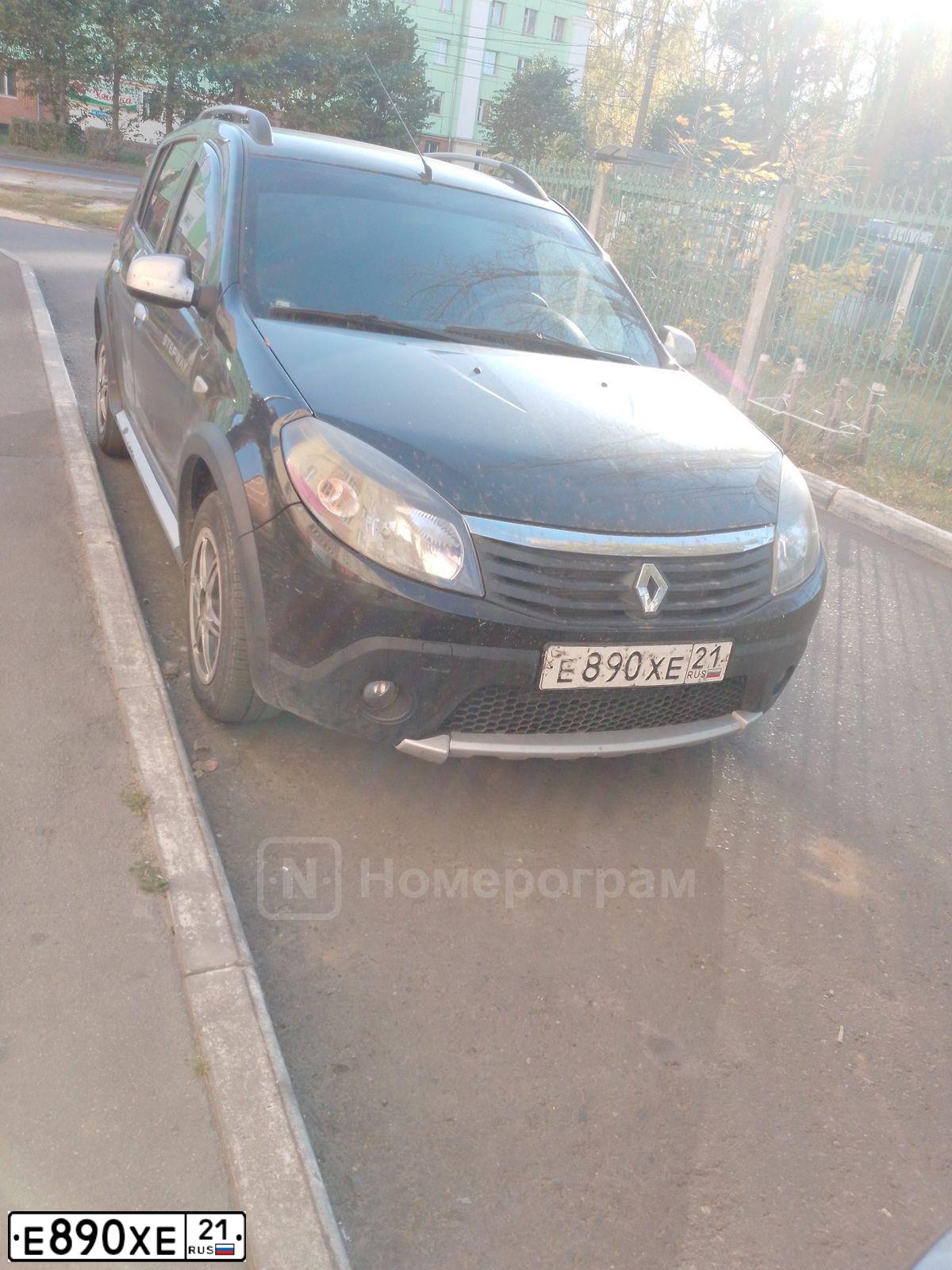 Фото автомобиля RENAULT SANDERO, 2012 — госномер Е890ХЕ21. Цвет: ЧЕРНЫЙ