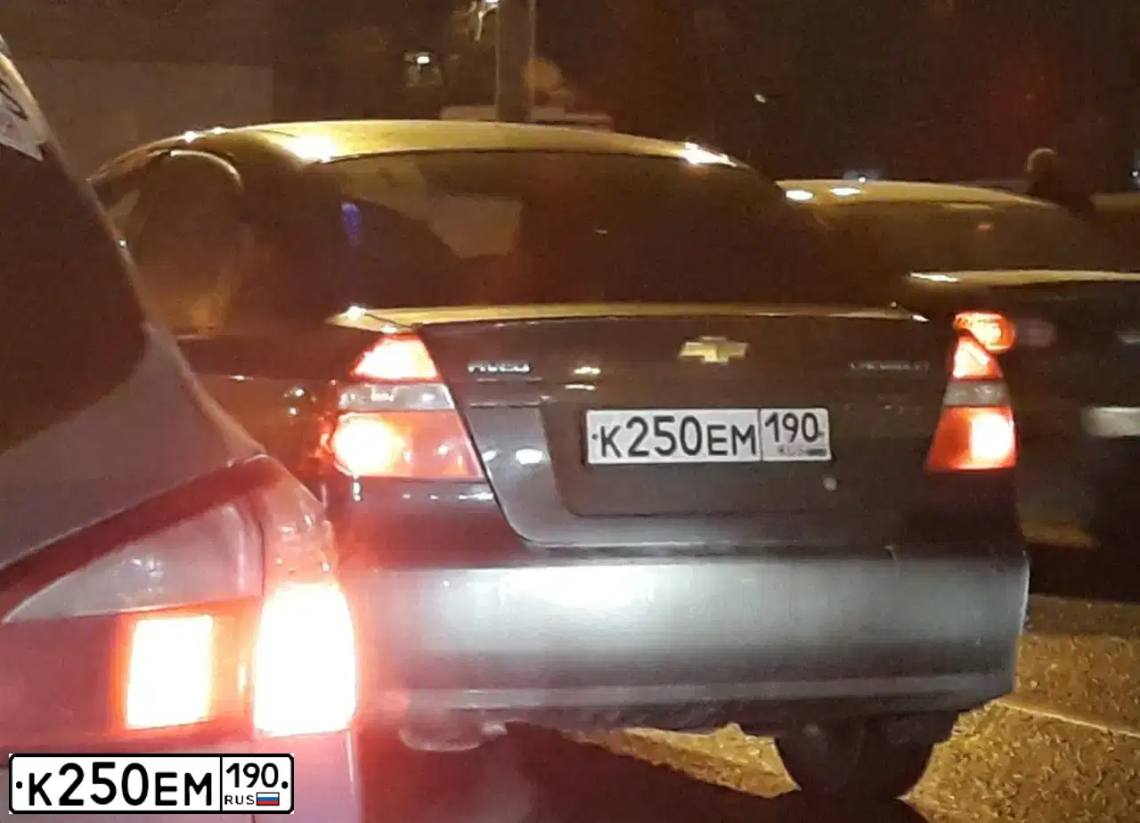 Фото автомобиля CHEVROLET AVEO, 2010 — госномер К250ЕМ190. Цвет: ЧЕРНЫЙ