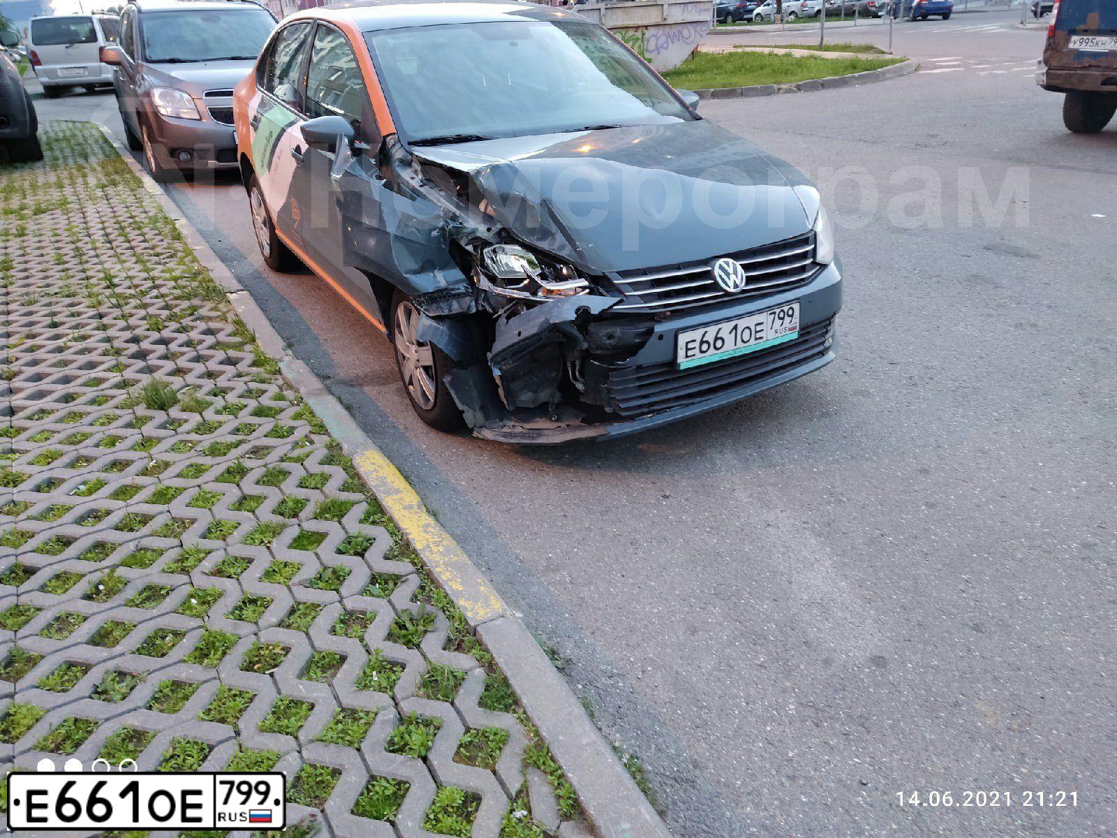 Фото автомобиля VOLKSWAGEN POLO, 2019 — госномер Е661ОЕ799. Цвет: СЕРО-СИНИЙ