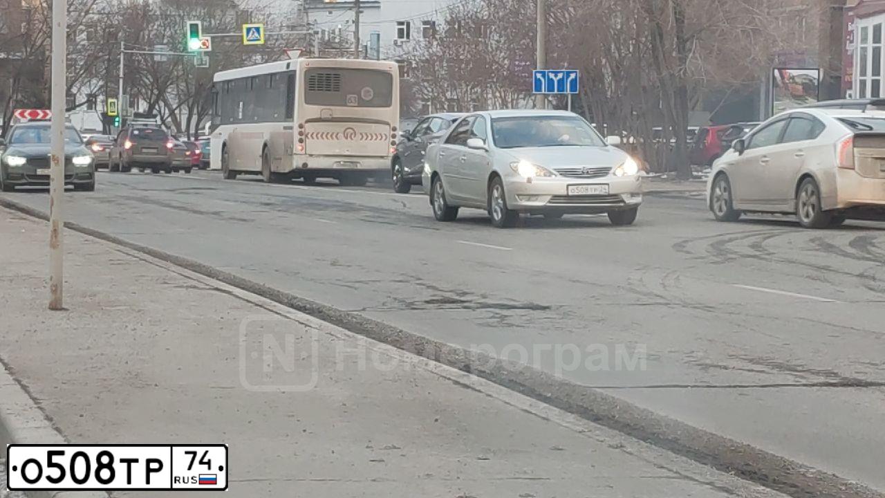 Фото автомобиля HYUNDAI GETZ, 2005 — госномер Х427АМ174. Цвет: ЯРКО-КРАСНЫЙ