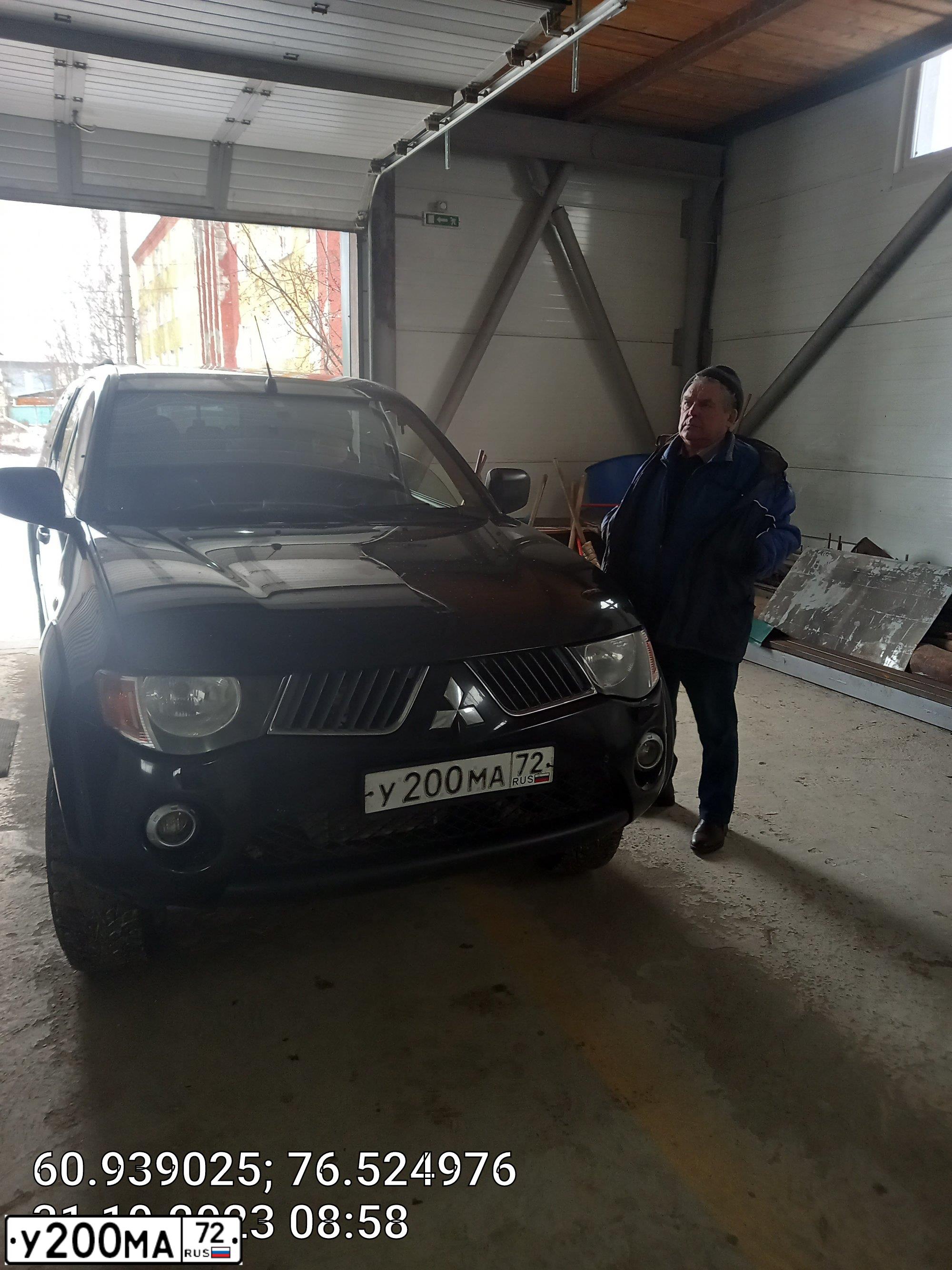 Фото автомобиля MITSUBISHI L 200, 2008 — госномер У200МА72. Цвет: ЧЕРНЫЙ