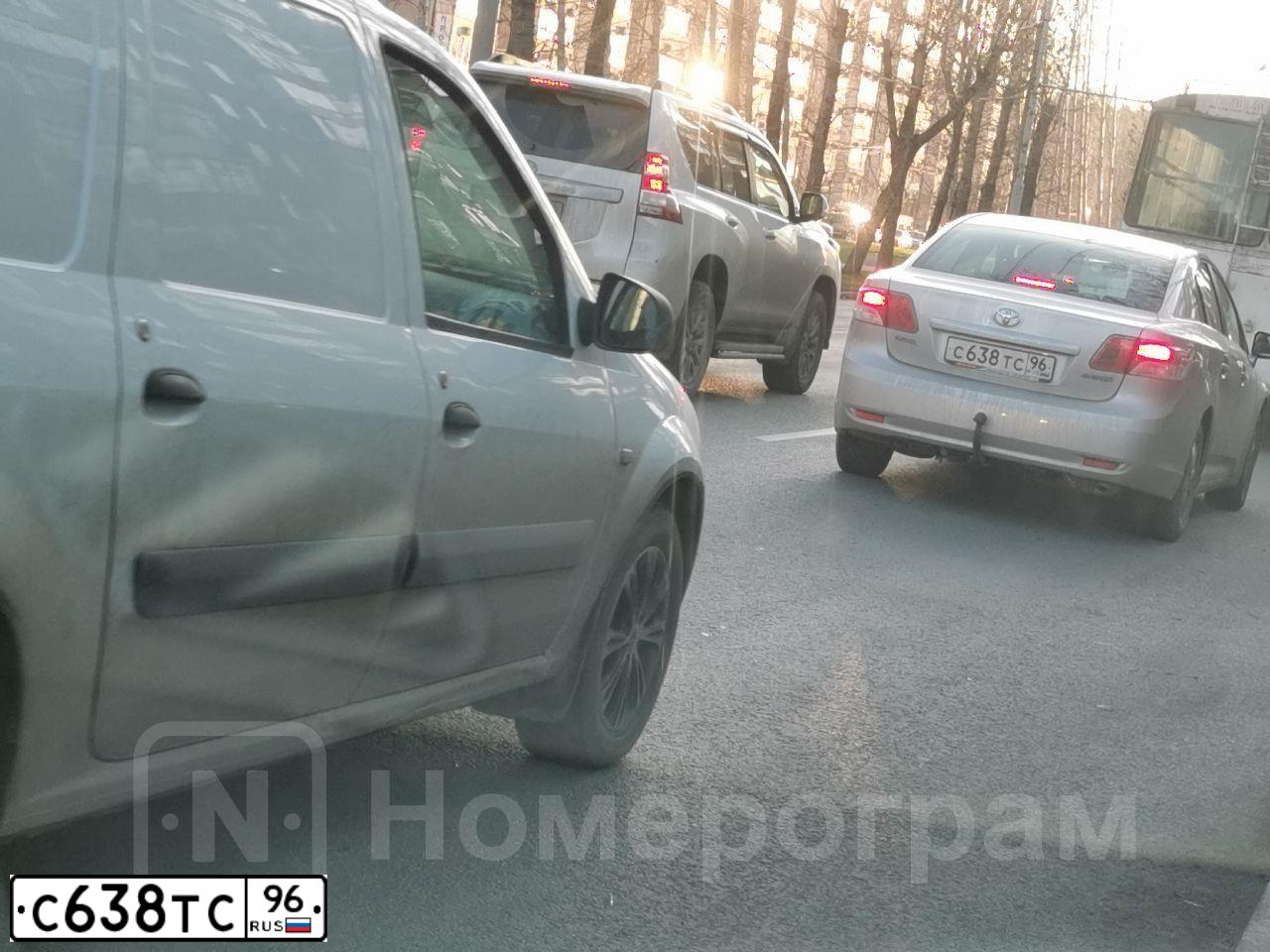 Фото автомобиля TOYOTA AVENSIS, 2011 — госномер С911ВС196. Цвет: СВЕТЛО-СЕРЫЙ