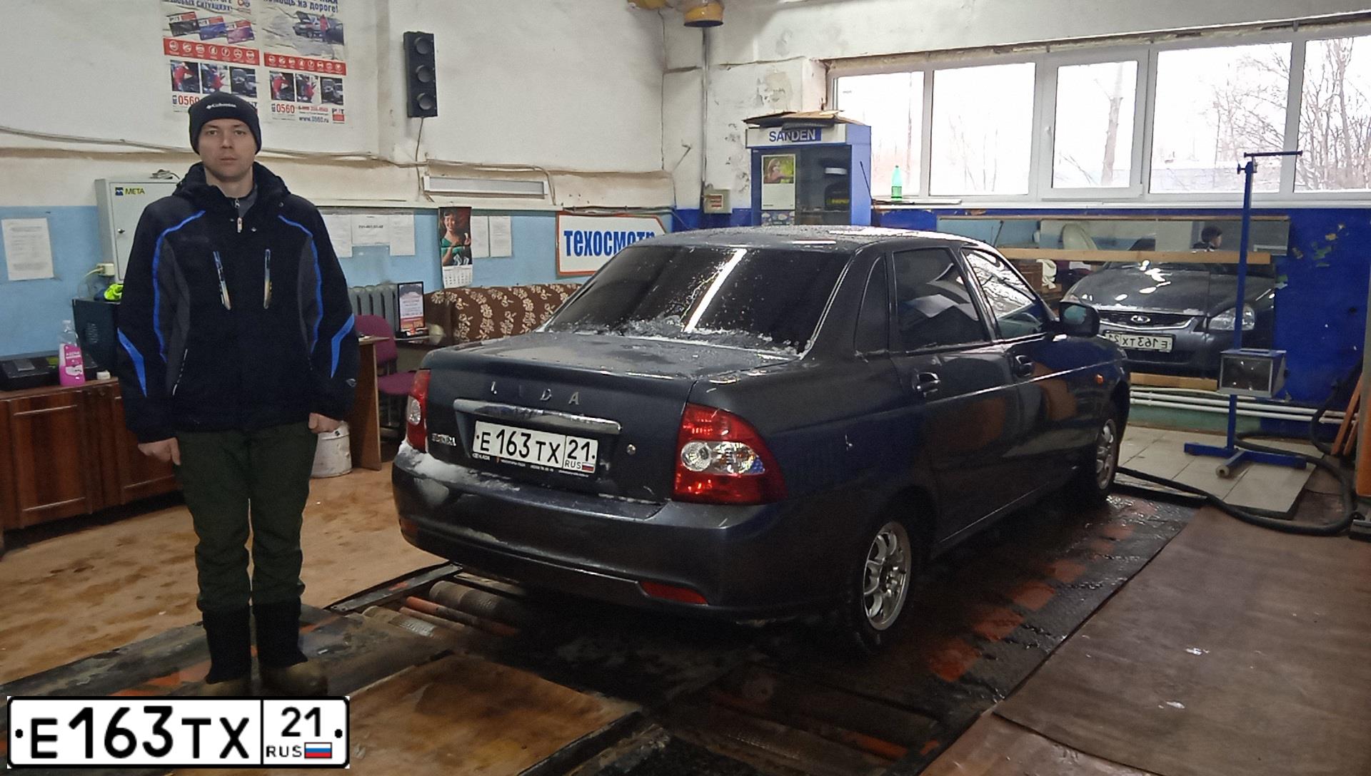 Фото автомобиля LADA 2170 PRIORA, 2017 — госномер Е163ТХ21. Цвет: серебристо-темно-серый