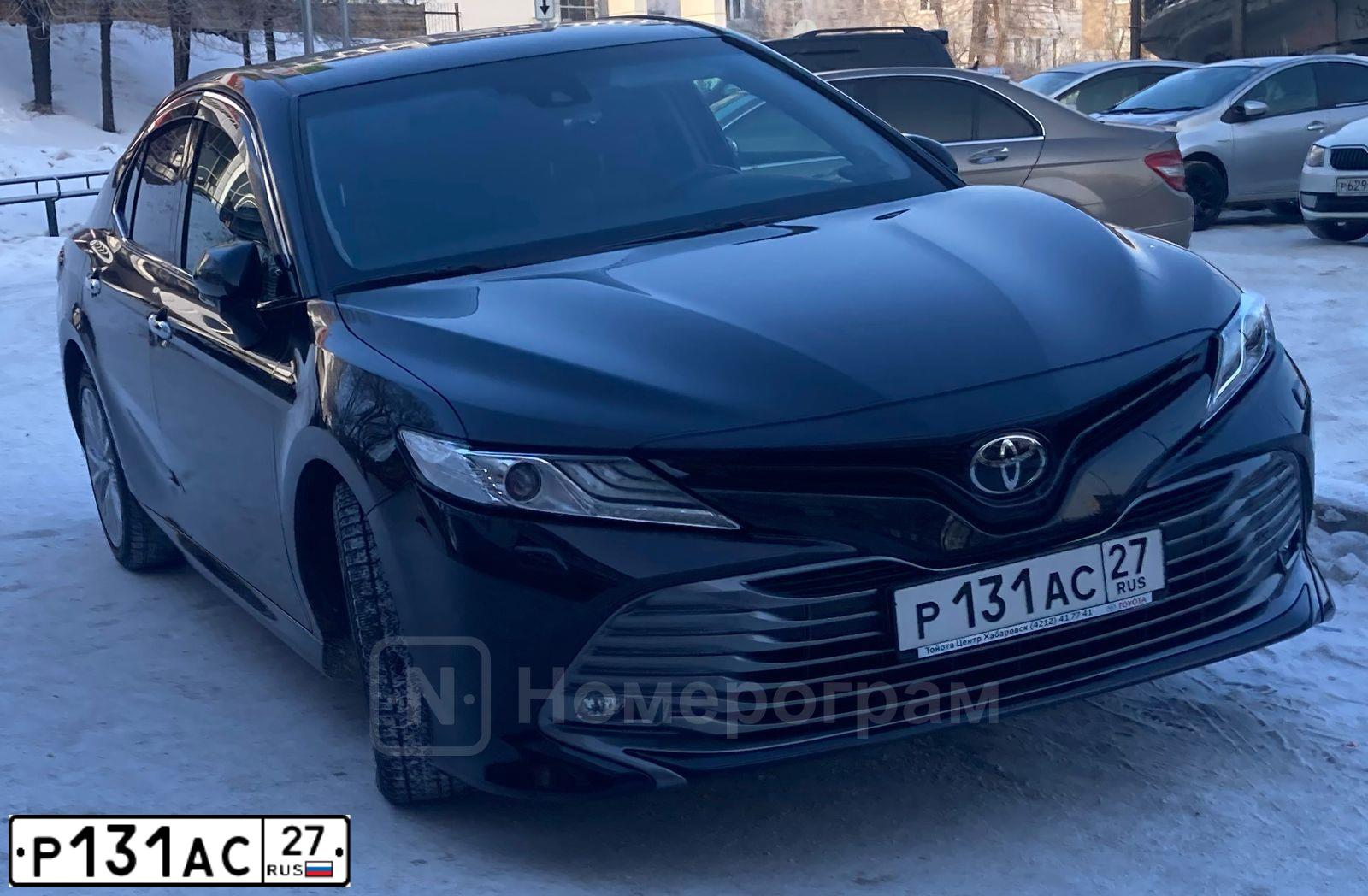 Фото автомобиля TOYOTA CAMRY, 2018 — госномер Р131АС27. Цвет: ЧЕРНЫЙ МЕТАЛЛИК