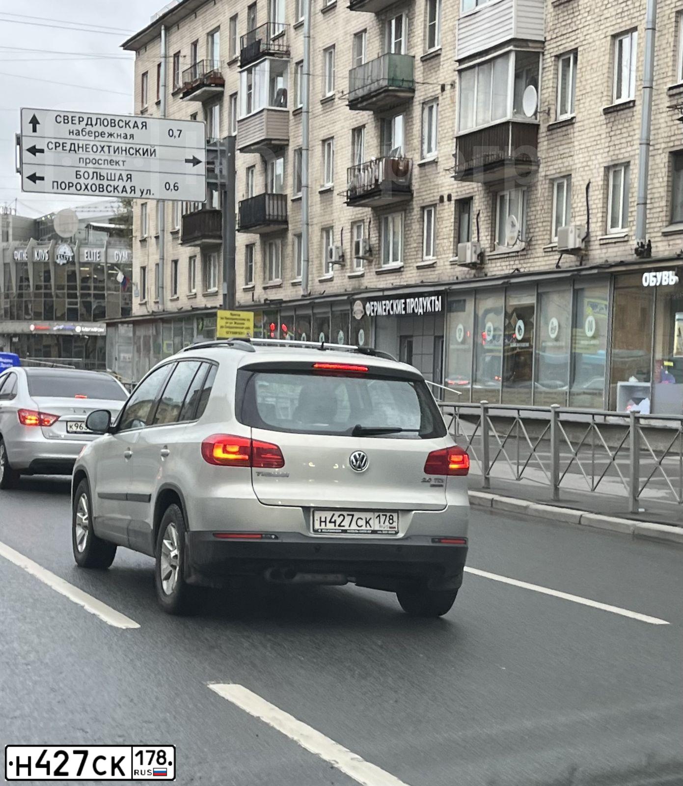 Фото автомобиля VOLKSWAGEN TIGUAN, 2012 — госномер Н427СК178. Цвет: СЕРЕБРИСТО-ЖЕЛТЫЙ