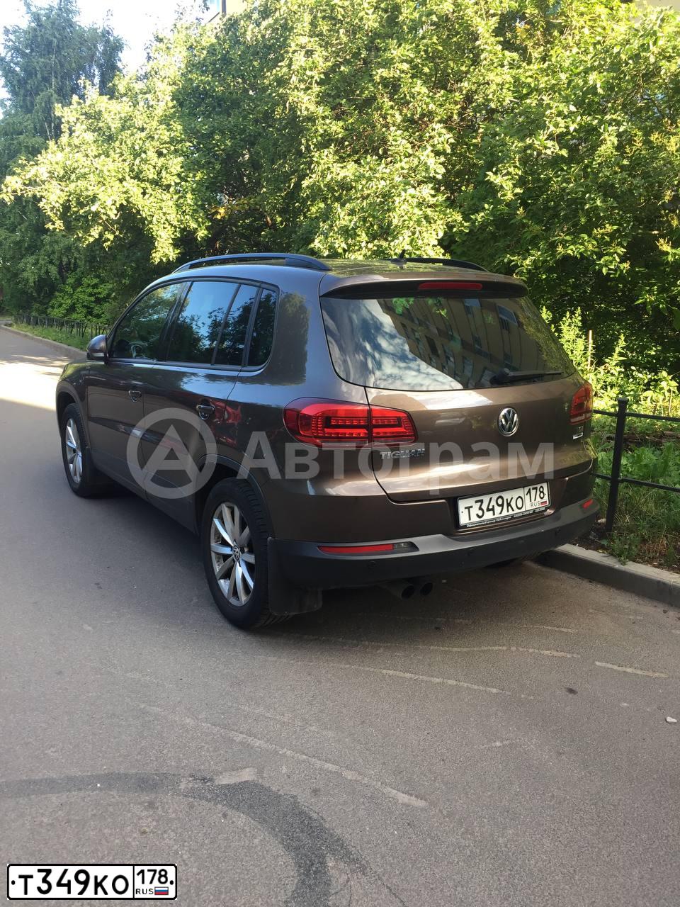 Фото автомобиля VOLKSWAGEN TIGUAN, 2015 — госномер Т349КО178. Цвет: КОРИЧНЕВЫЙ