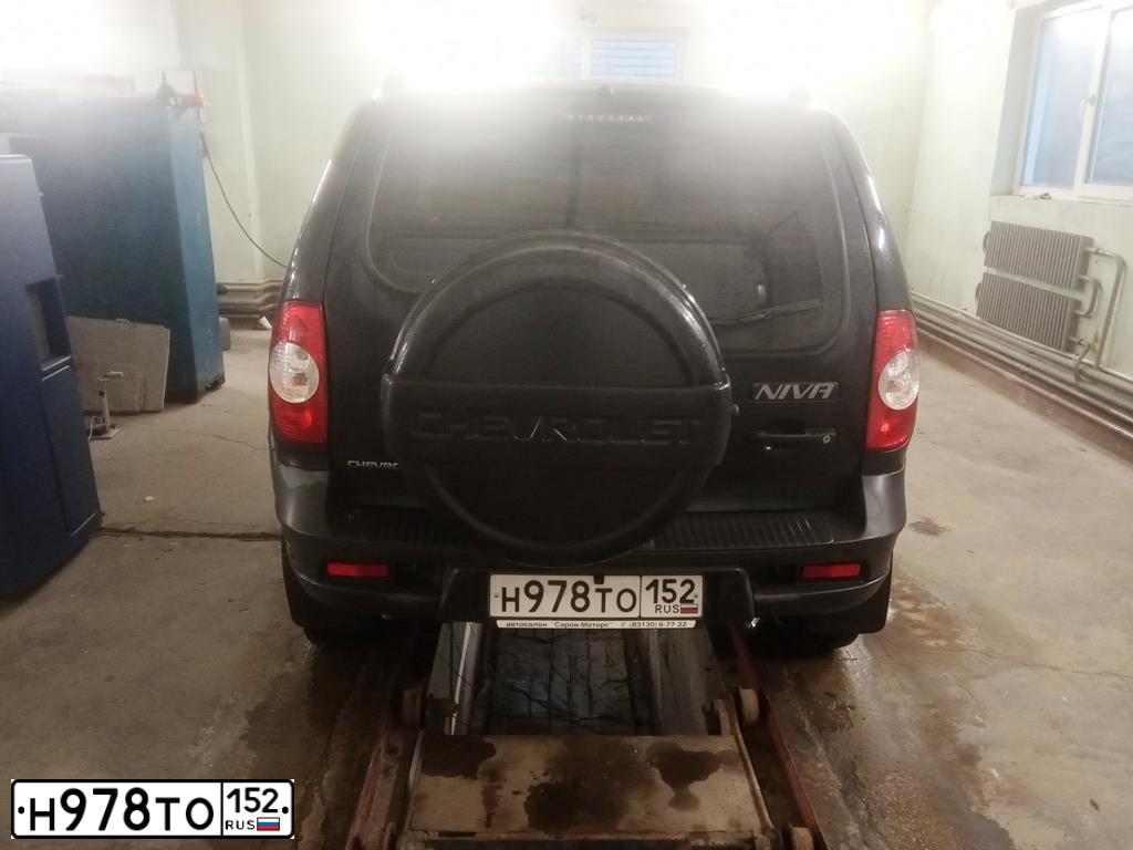 Фото автомобиля CHEVROLET NIVA, 2015 — госномер Н978ТО152. Цвет: Черно-синий металлик