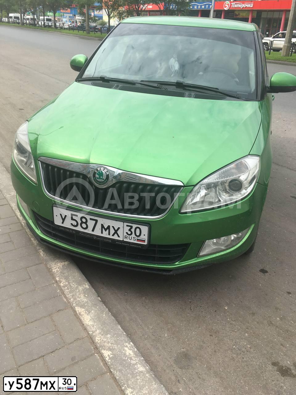Фото автомобиля SKODA FABIA, 2012 — госномер У587МХ30. Цвет: ЗЕЛЕНЫЙ