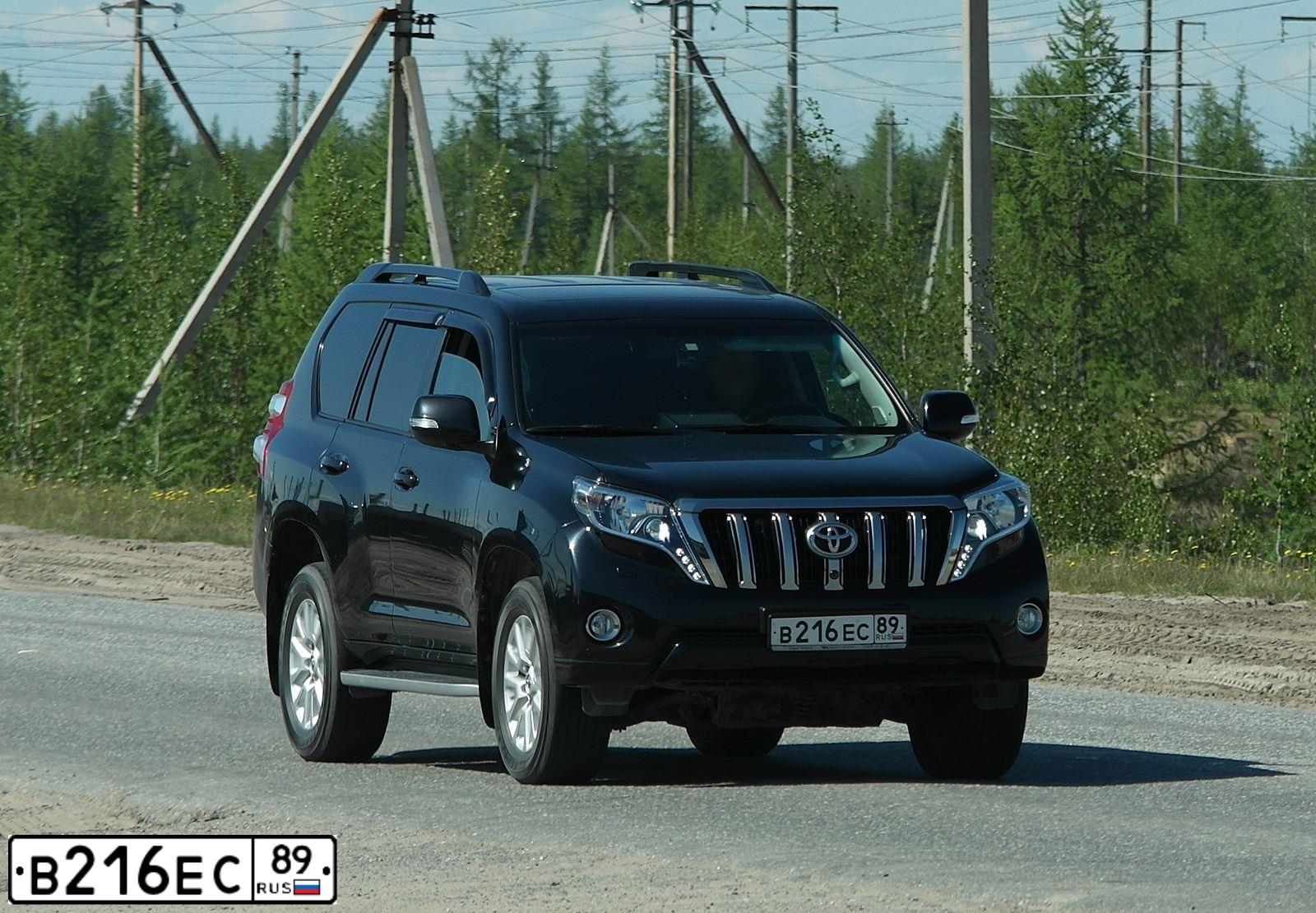 Фото автомобиля TOYOTA LANDCRUISER, 2016 — госномер В983ОО89. Цвет: ЧЕРНЫЙ