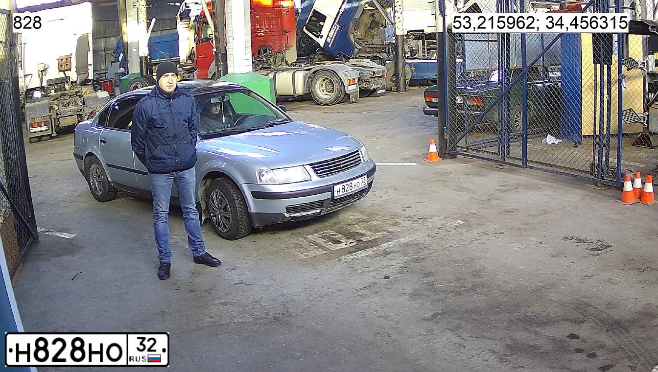 Фото автомобиля VOLKSWAGEN PASSAT, 1997 — госномер Н828НО32. Цвет: СЕРЕБРИСТЫЙ