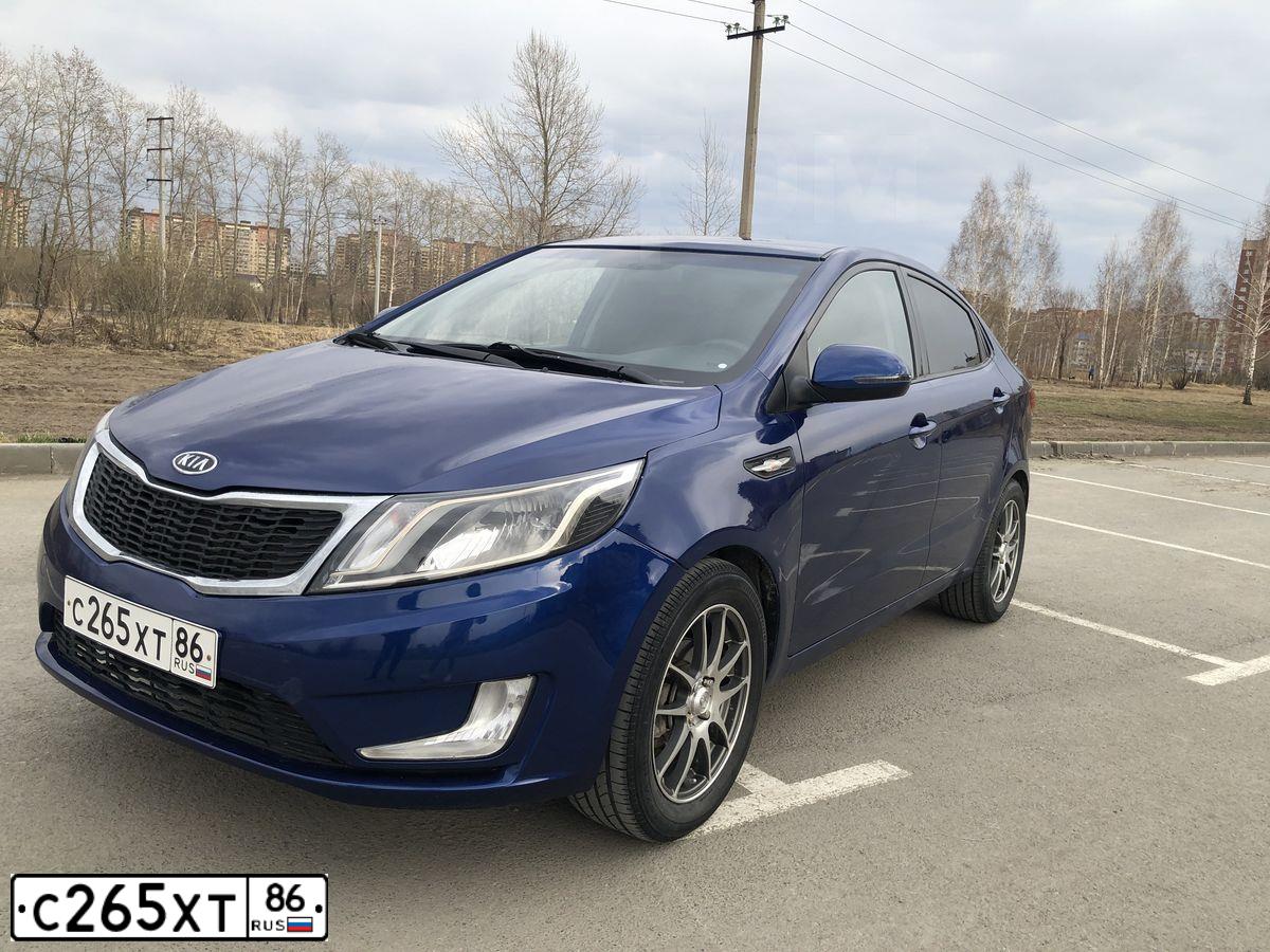 Фото автомобиля KIA RIO, 2012 — госномер У002НС72. Цвет: синий