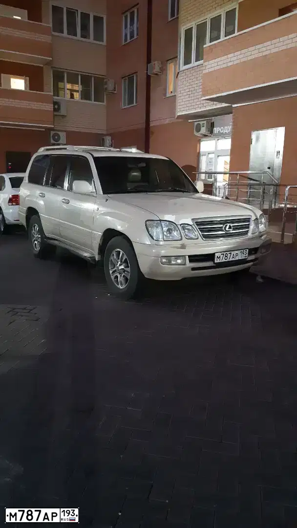 Фото автомобиля LEXUS LX, 2005 — госномер У869УУ23. Цвет: БЕЖЕВЫЙ
