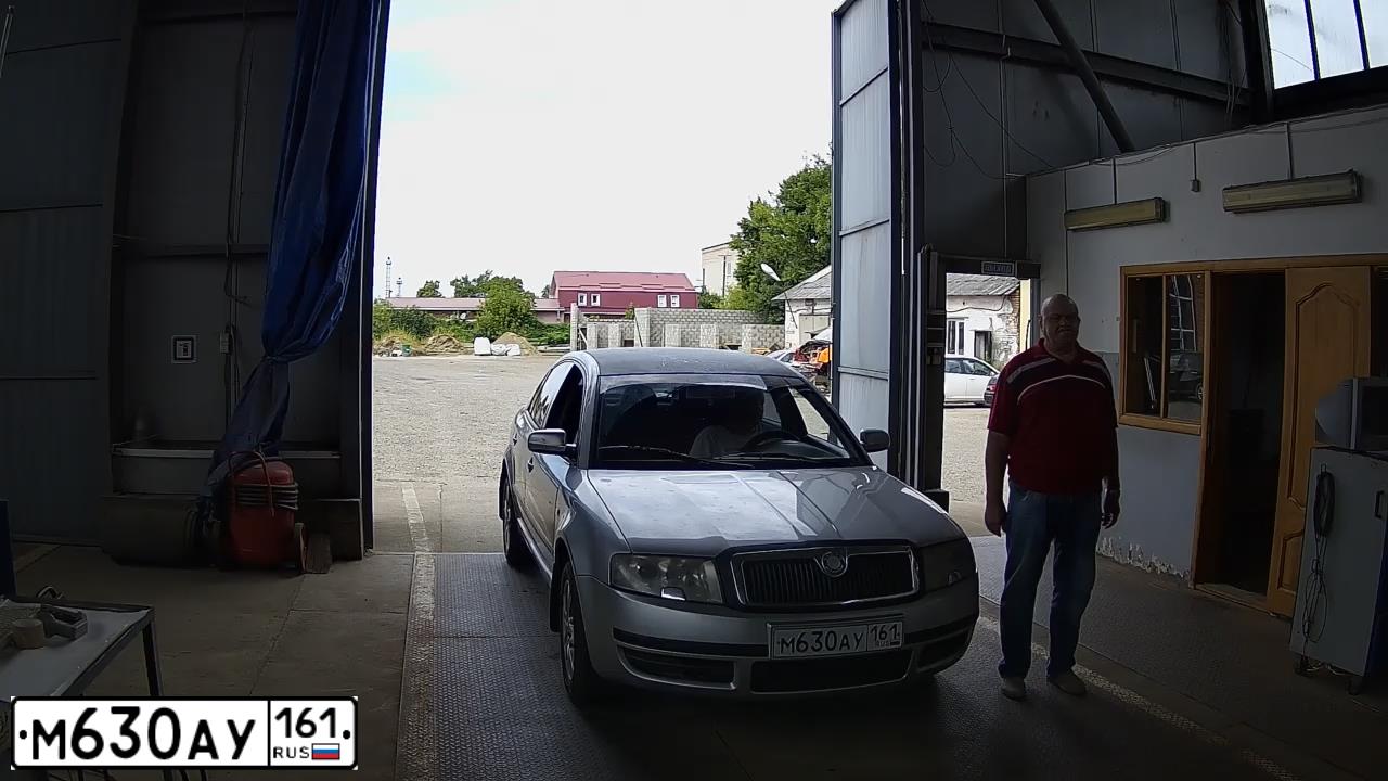 Фото автомобиля SKODA SUPERB, 2002 — госномер М870ОК82. Цвет: СЕРЕБРИСТЫЙ