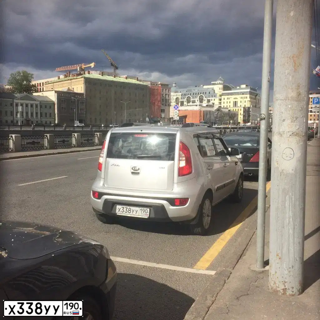 Фото автомобиля KIA SOUL, 2012 — госномер Х338УУ190. Цвет: СЕРЫЙ