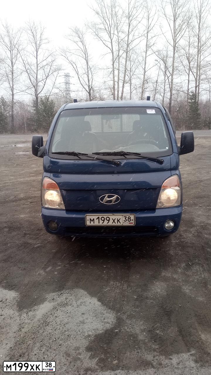 Фото автомобиля HYUNDAI PORTER, 2008 — госномер М199ХК38. Цвет: СИНИЙ