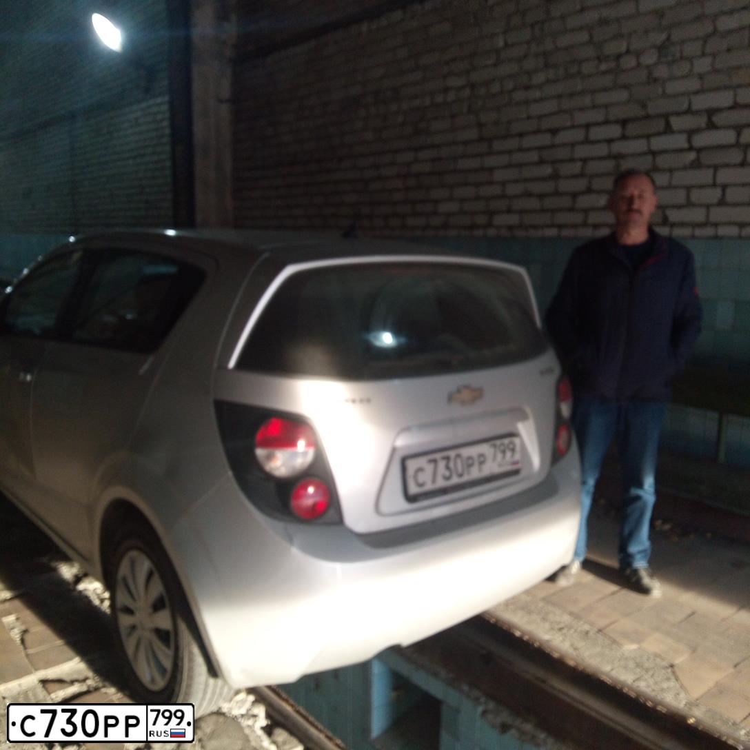 Фото автомобиля CHEVROLET AVEO, 2012 — госномер С730РР799. Цвет: Серый