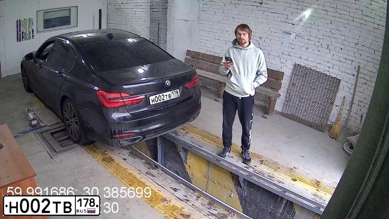 Фото автомобиля BMW SERIE 5, 2012 — госномер Н002ТВ178. Цвет: Белый