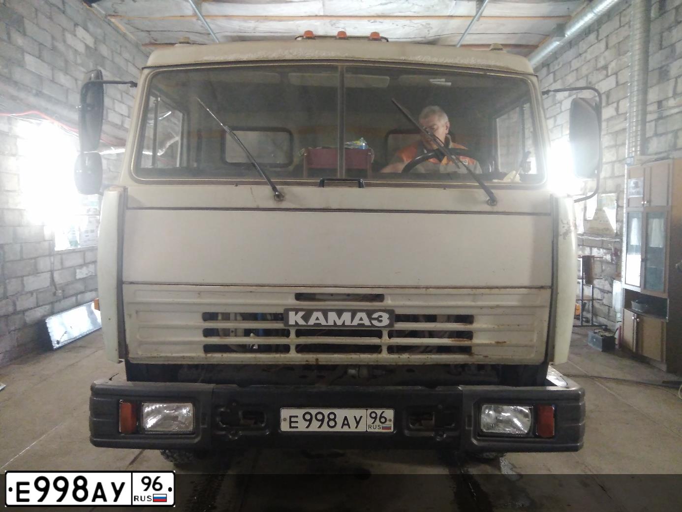Фото автомобиля KAMAZ 5320 /6X4/, 1993 — госномер Е998АУ96. Цвет: СЕРЫЙ