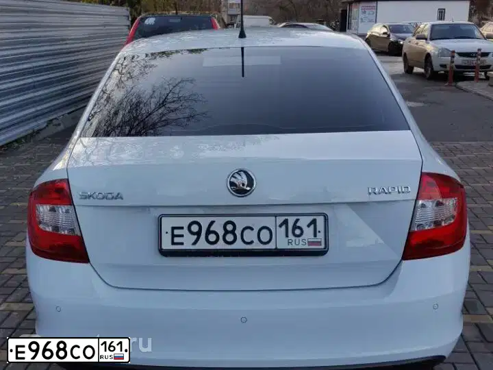 Фото автомобиля SKODA RAPID, 2014 — госномер Е895РЕ15. Цвет: Белый