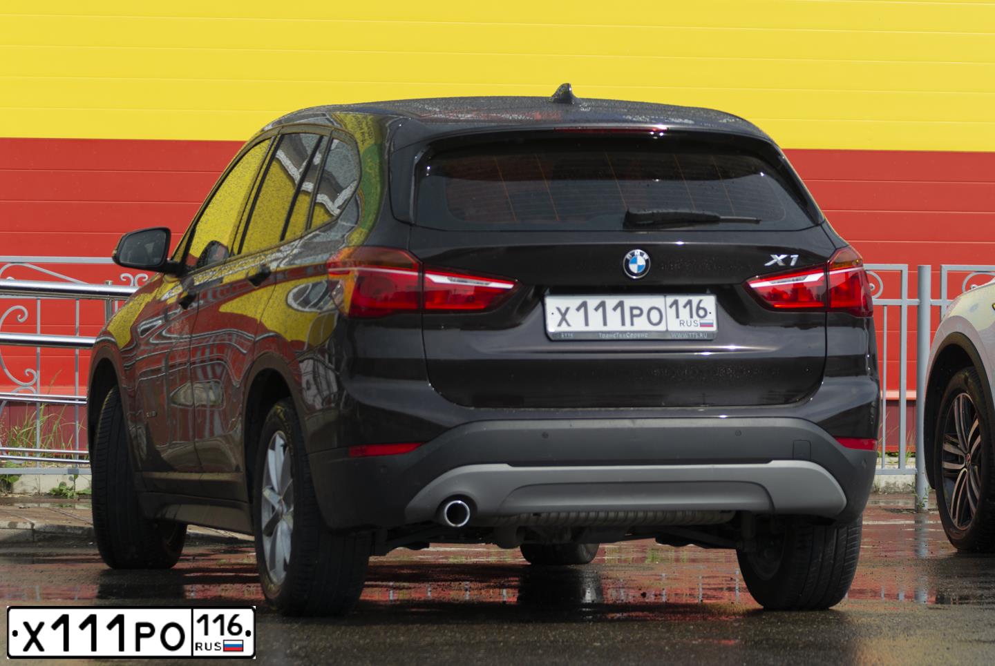 Фото автомобиля BMW X1, 2017 — госномер У285СА716. Цвет: Коричневый
