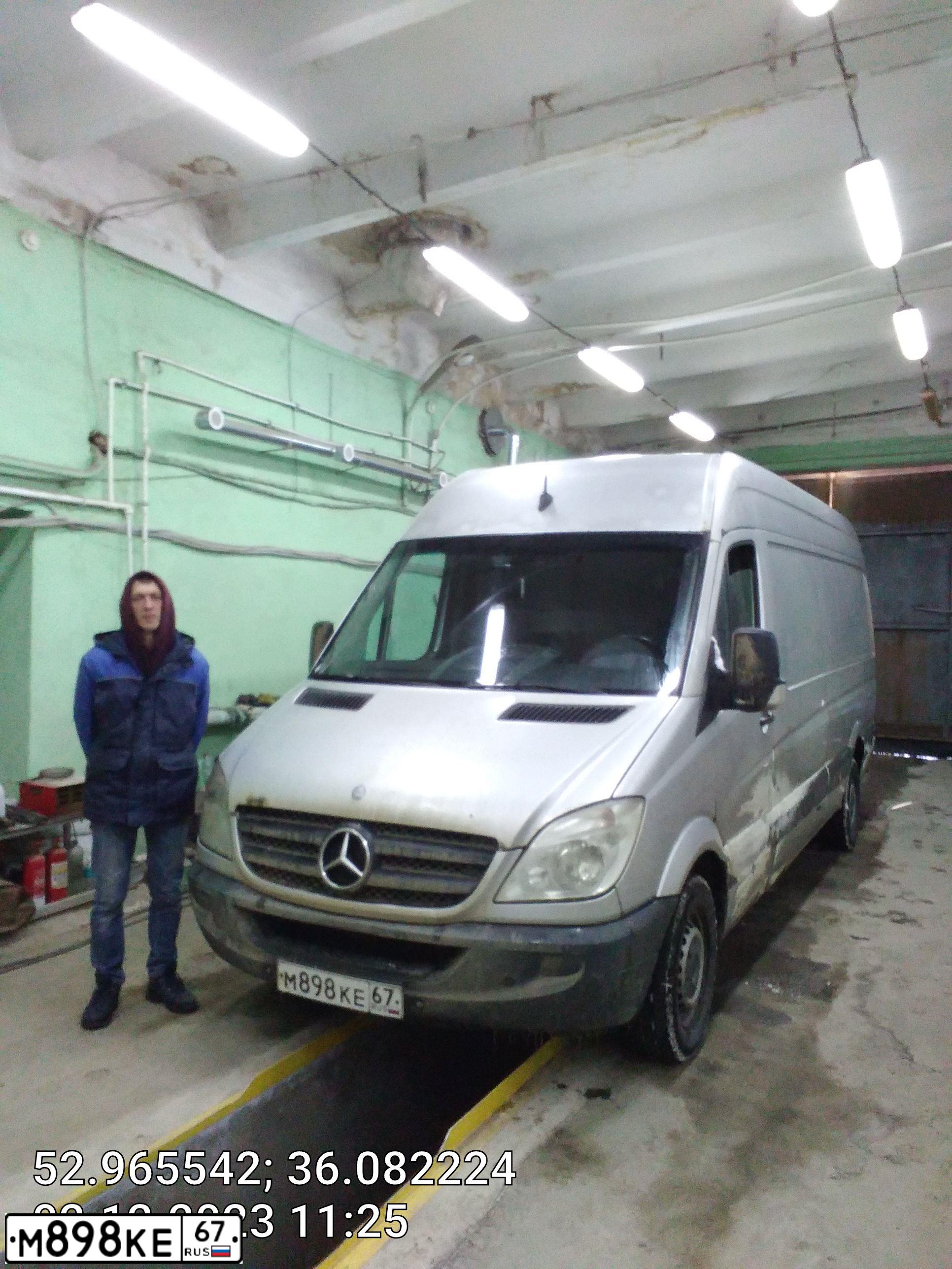 Фото автомобиля MERCEDES SPRINTER, 2008 — госномер М898КЕ67. Цвет: Серебристый