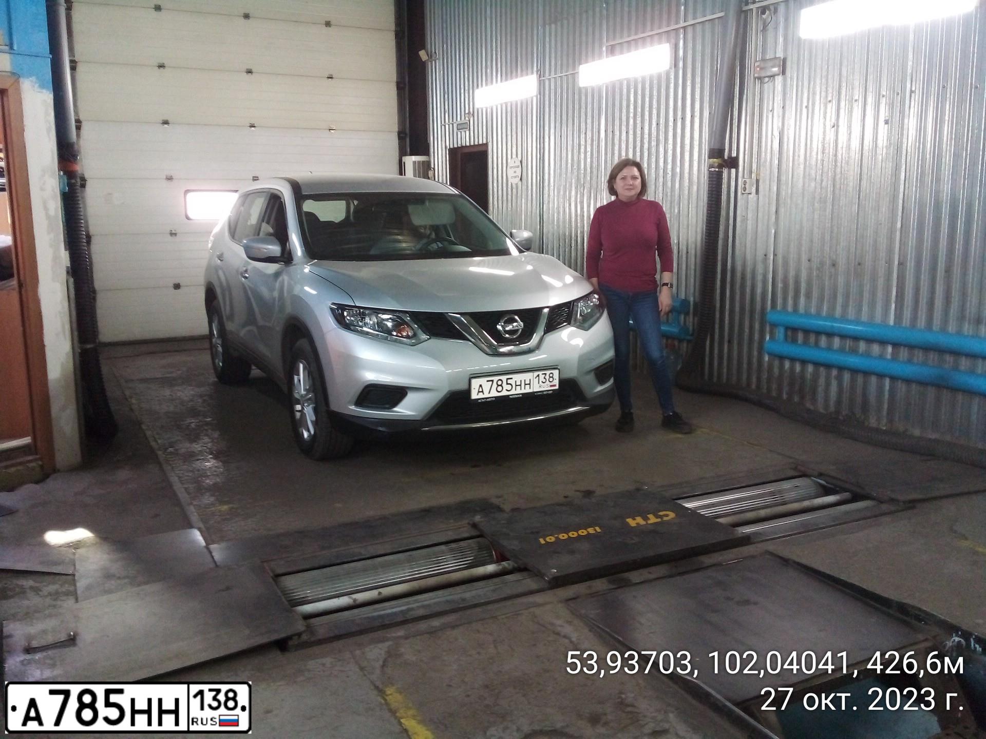 Фото автомобиля NISSAN X-TRAIL, 2017 — госномер Х111СЕ38. Цвет: СЕРЕБРИСТЫЙ