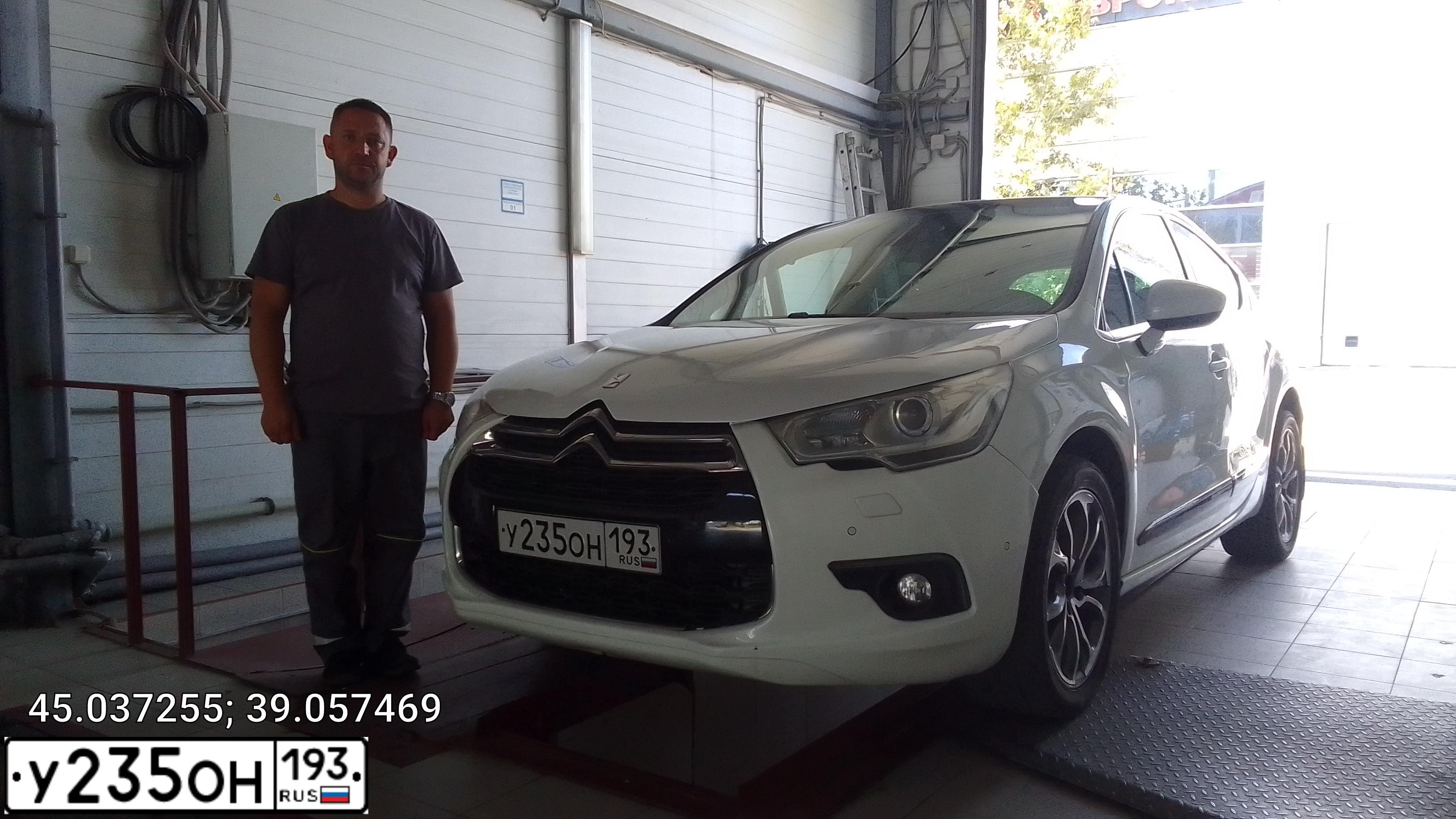 Фото автомобиля CITROEN DS4, 2012 — госномер У235ОН193. Цвет: Белый