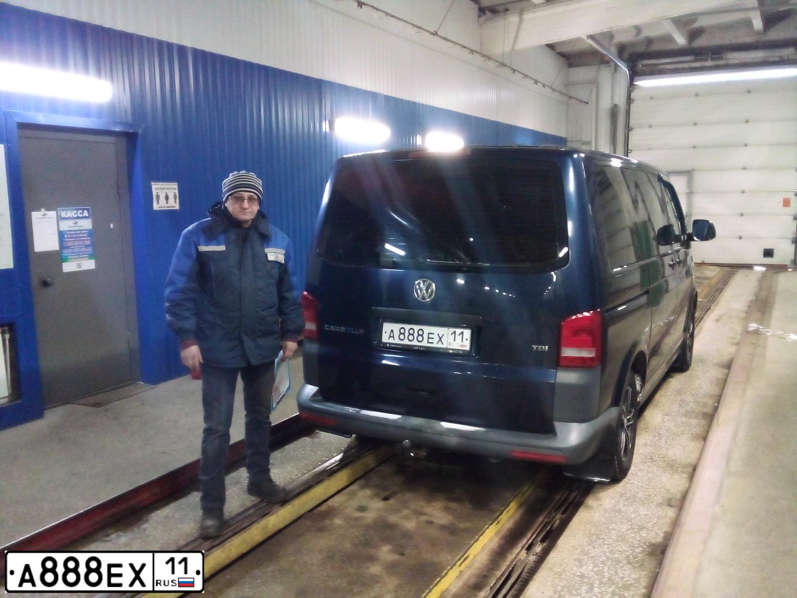 Фото автомобиля VOLKSWAGEN CARAVELLE, 2012 — госномер А001ММ11. Цвет: Темно-синий