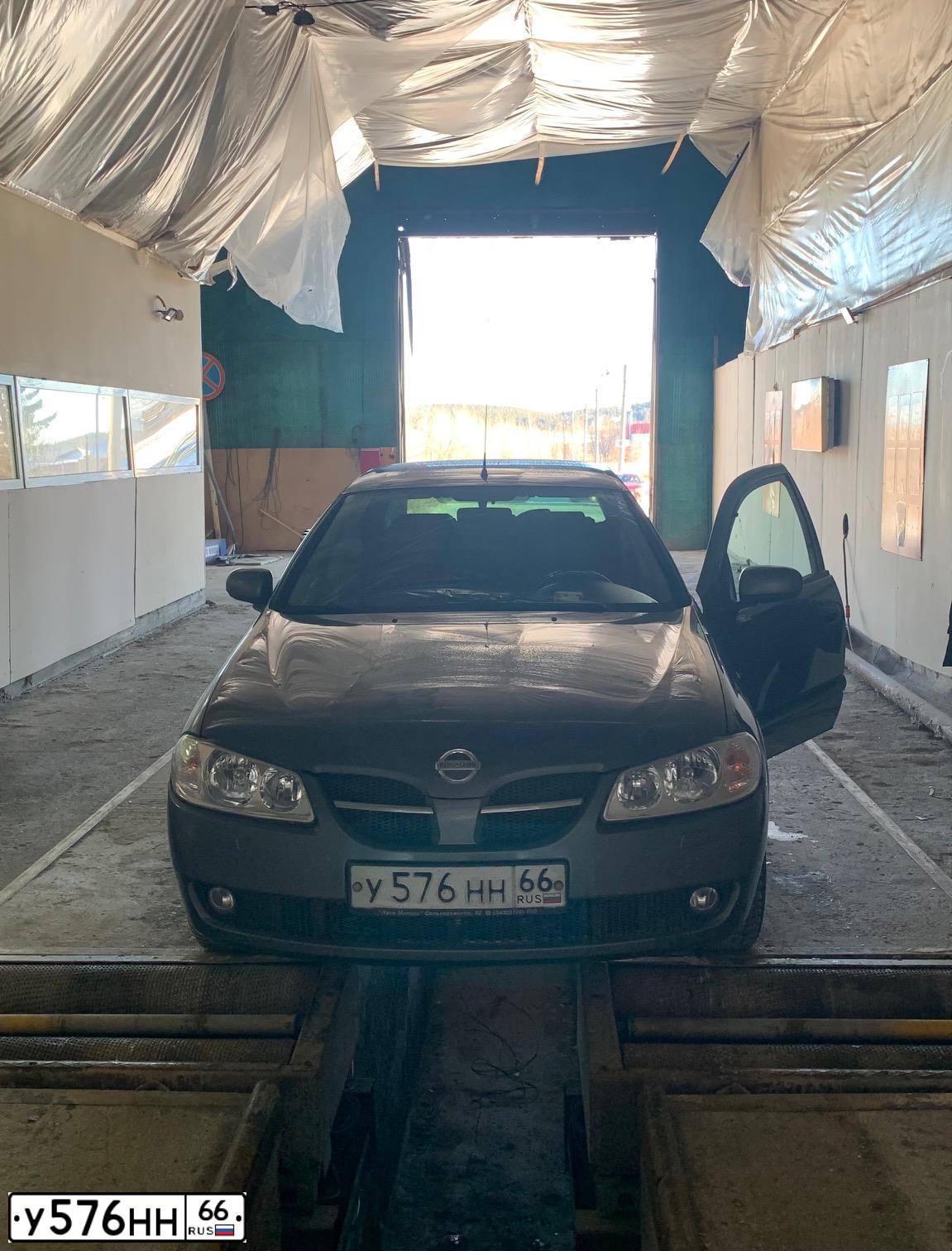 Фото автомобиля NISSAN ALMERA, 2004 — госномер У576НН66. Цвет: Серый