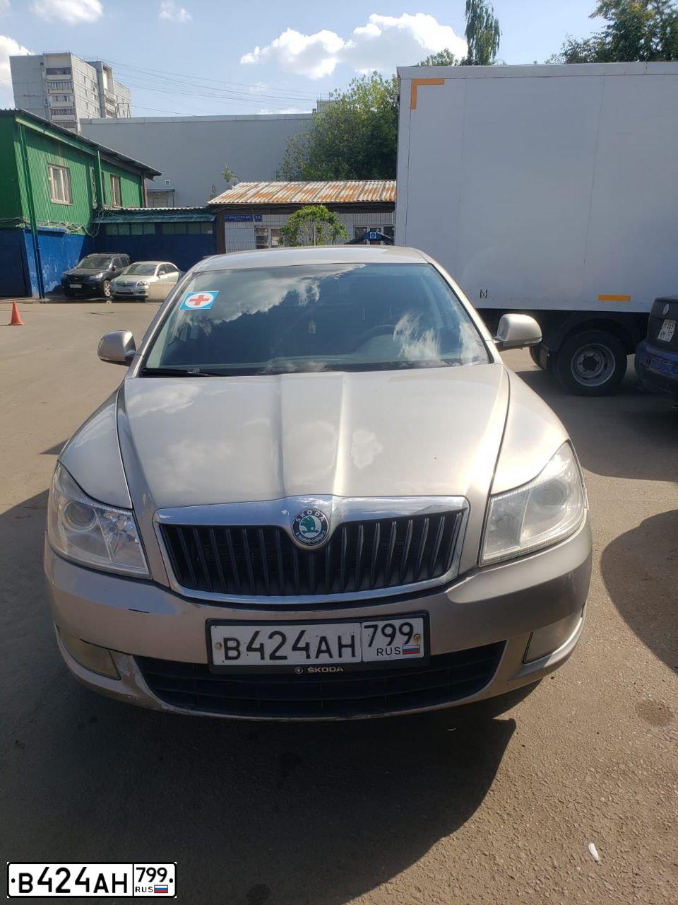 Фото автомобиля SKODA OCTAVIA, 2011 — госномер В424АН799. Цвет: Серый