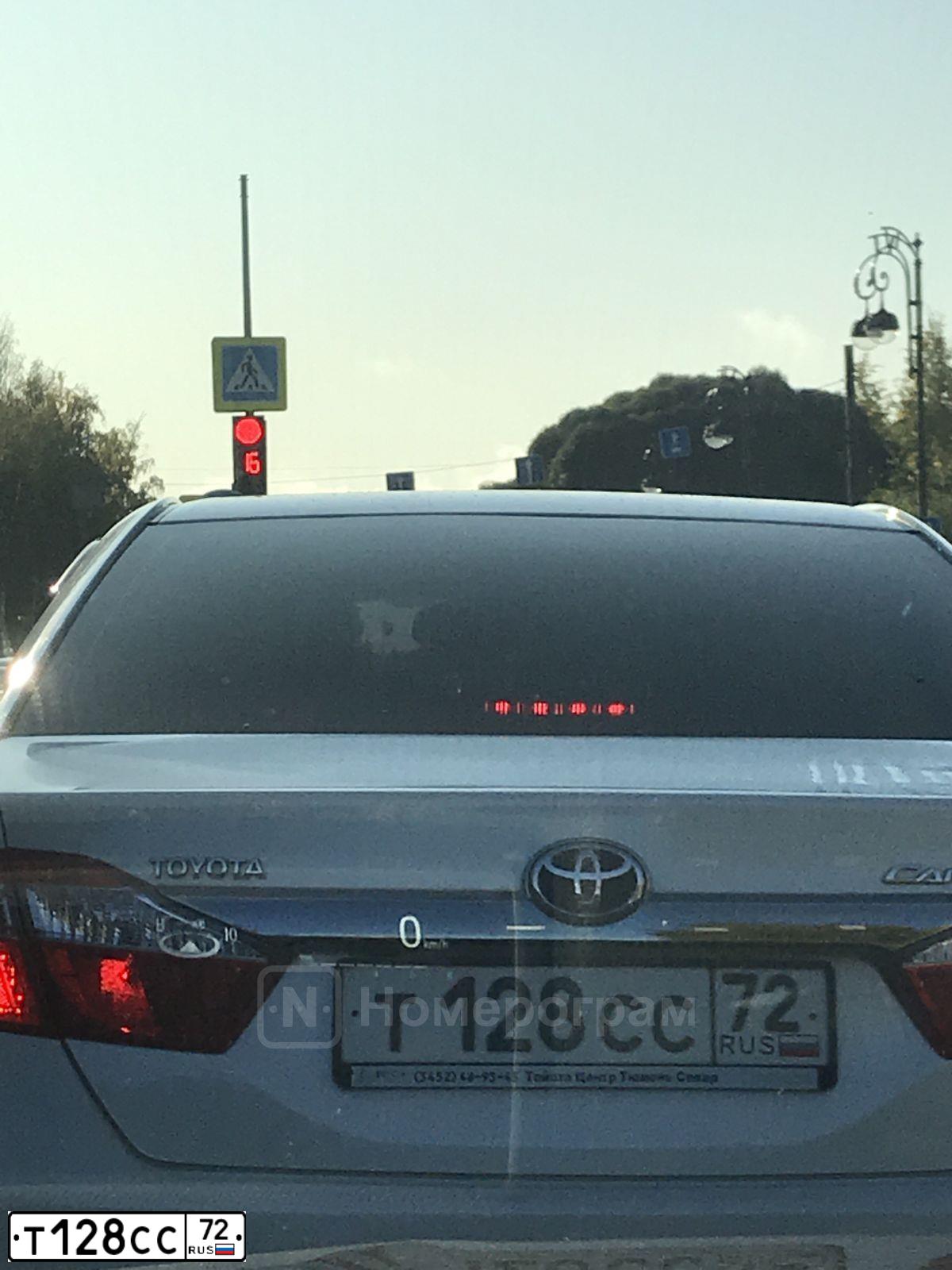 Фото автомобиля TOYOTA CAMRY, 2014 — госномер Т128СС72. Цвет: БЕЛЫЙ ПЕРЛАМУТР