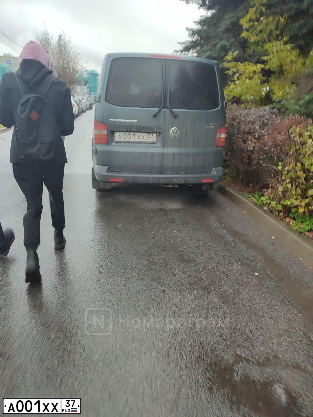 Фото автомобиля VOLKSWAGEN TRANSPORTER, 2009 — госномер А001ХХ37. Цвет: Серо-Синий