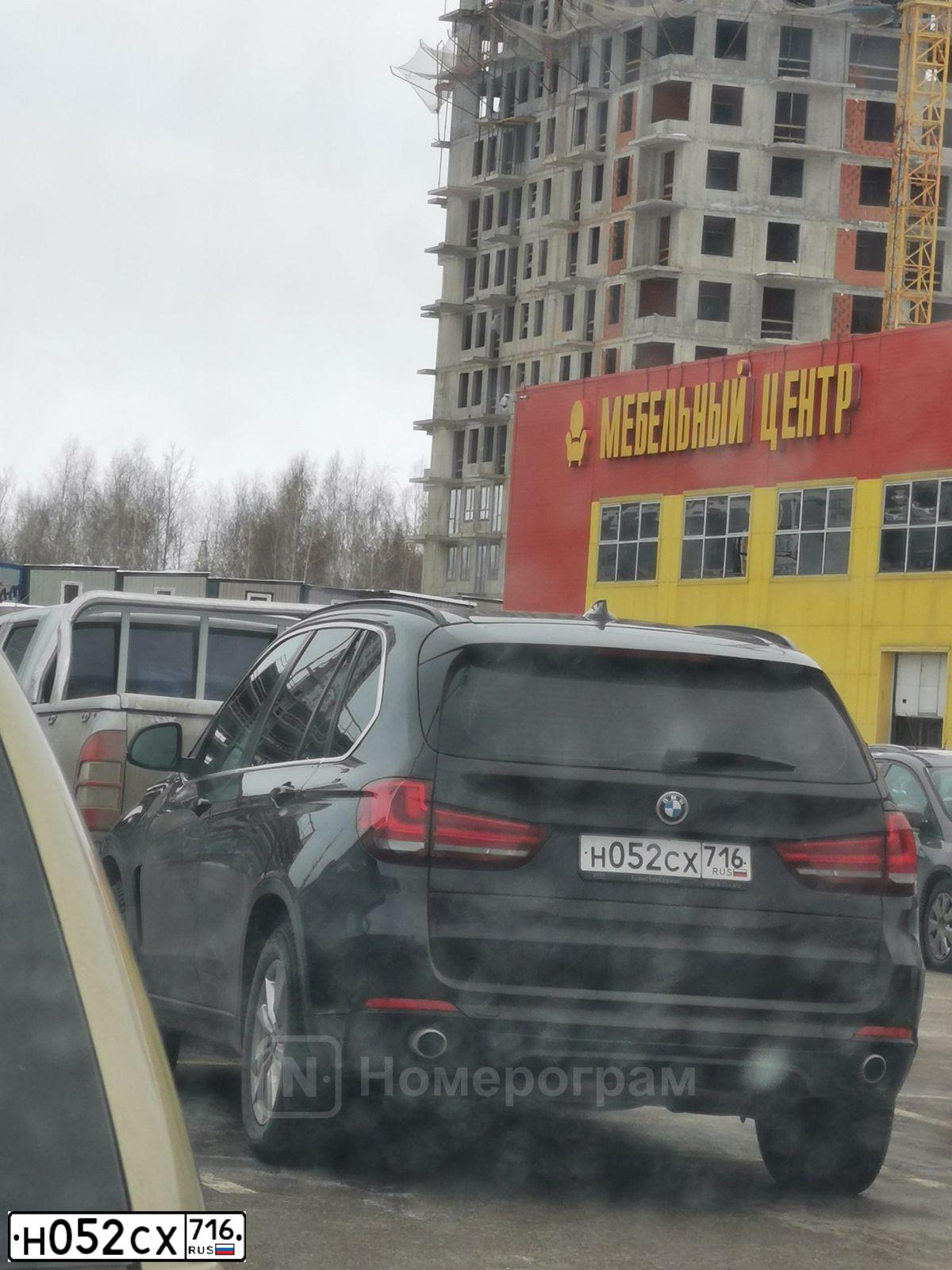 Фото автомобиля BMW X5, 2017 — госномер М003РР16. Цвет: Коричневый