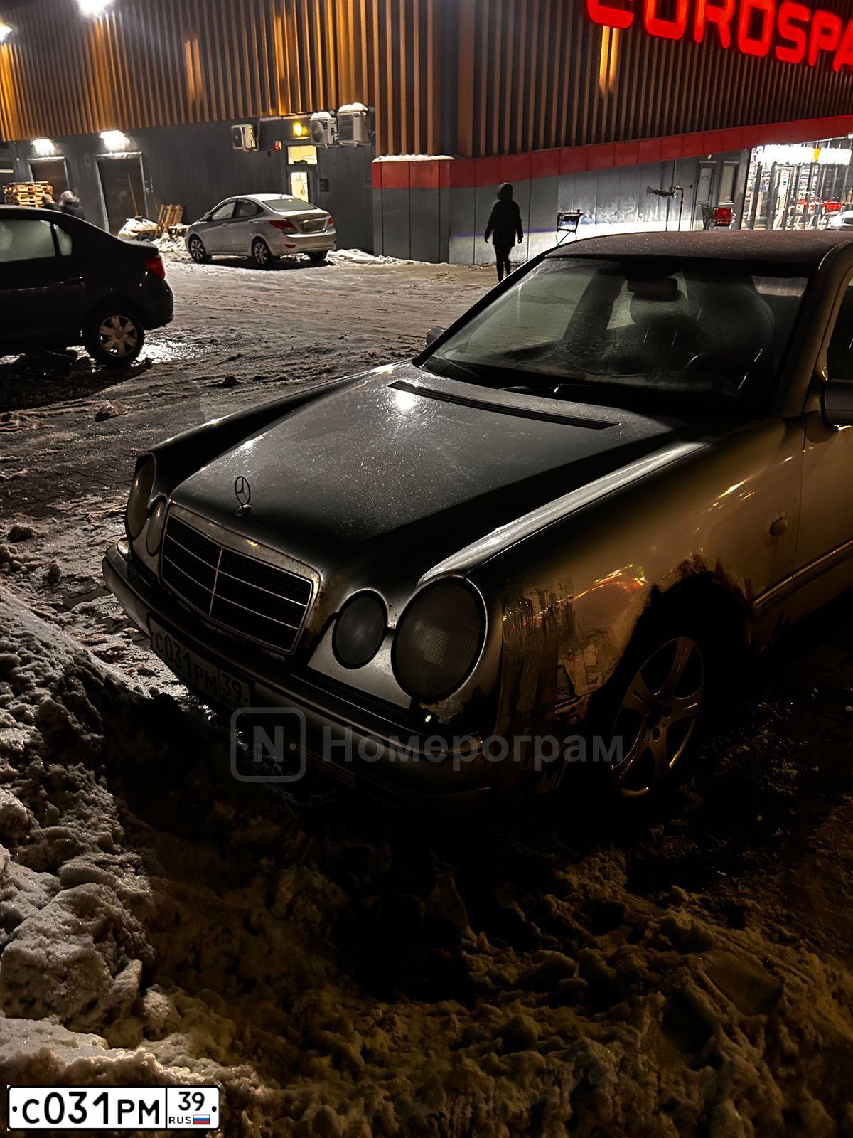 Фото автомобиля MERCEDES E-KLASSE, 1998 — госномер Н555ТЕ39. Цвет: СЕРЕБРИСТЫЙ