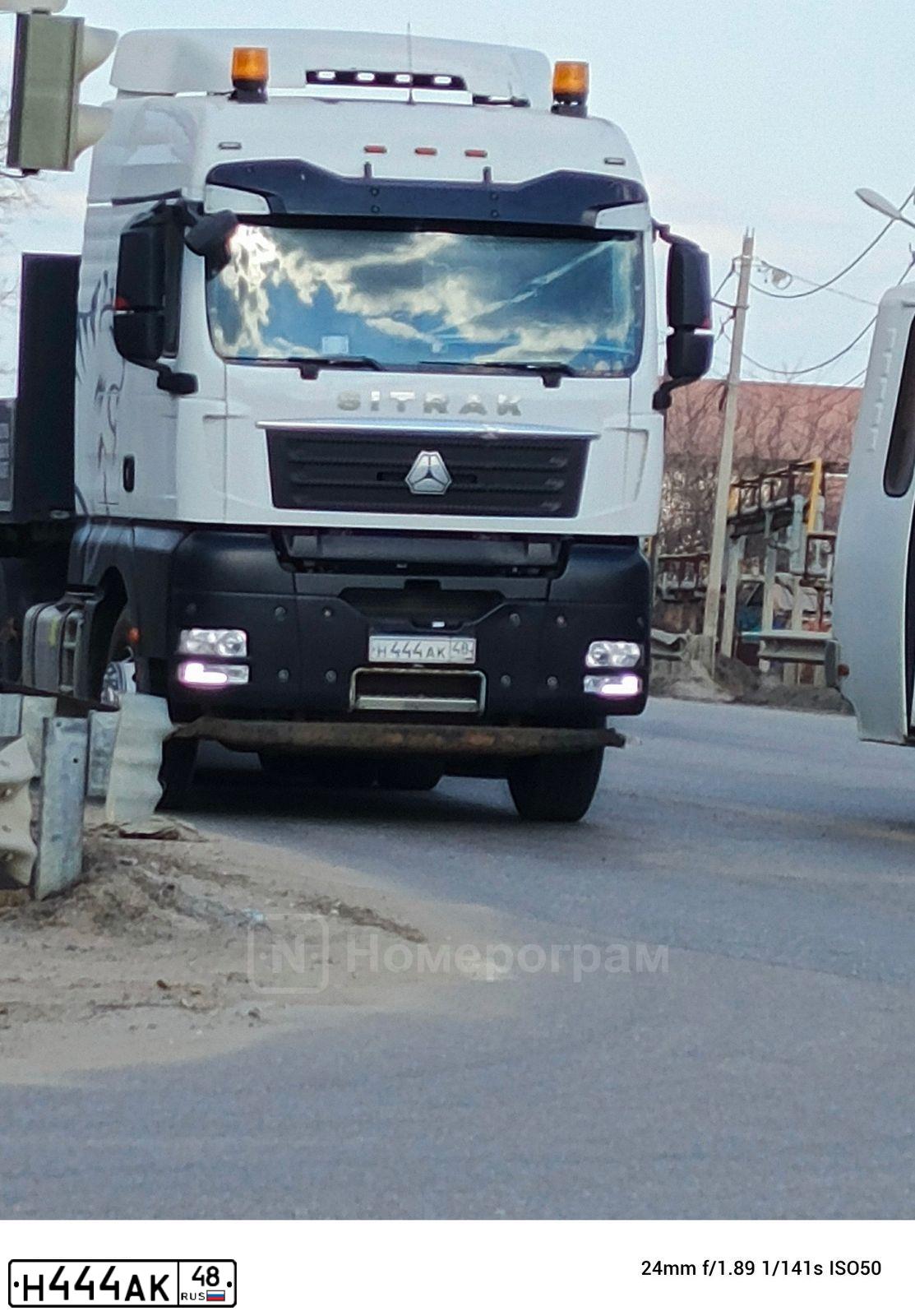 Фото автомобиля MAZ 6422 /6X4/, 2009 — госномер Н444АК48. Цвет: Белый