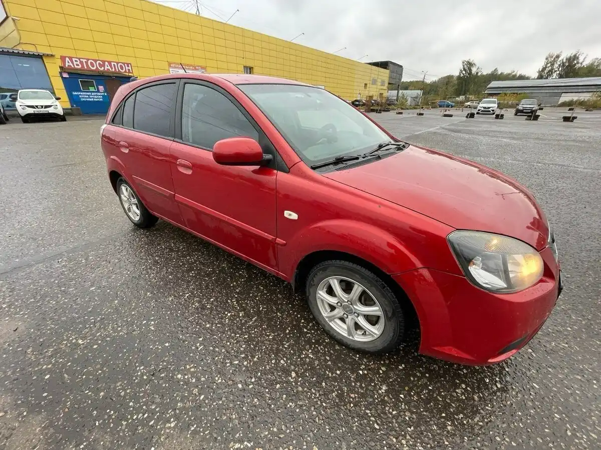 Фото автомобиля KIA RIO, 2010 — госномер Р500ЕО76. Цвет: Красный