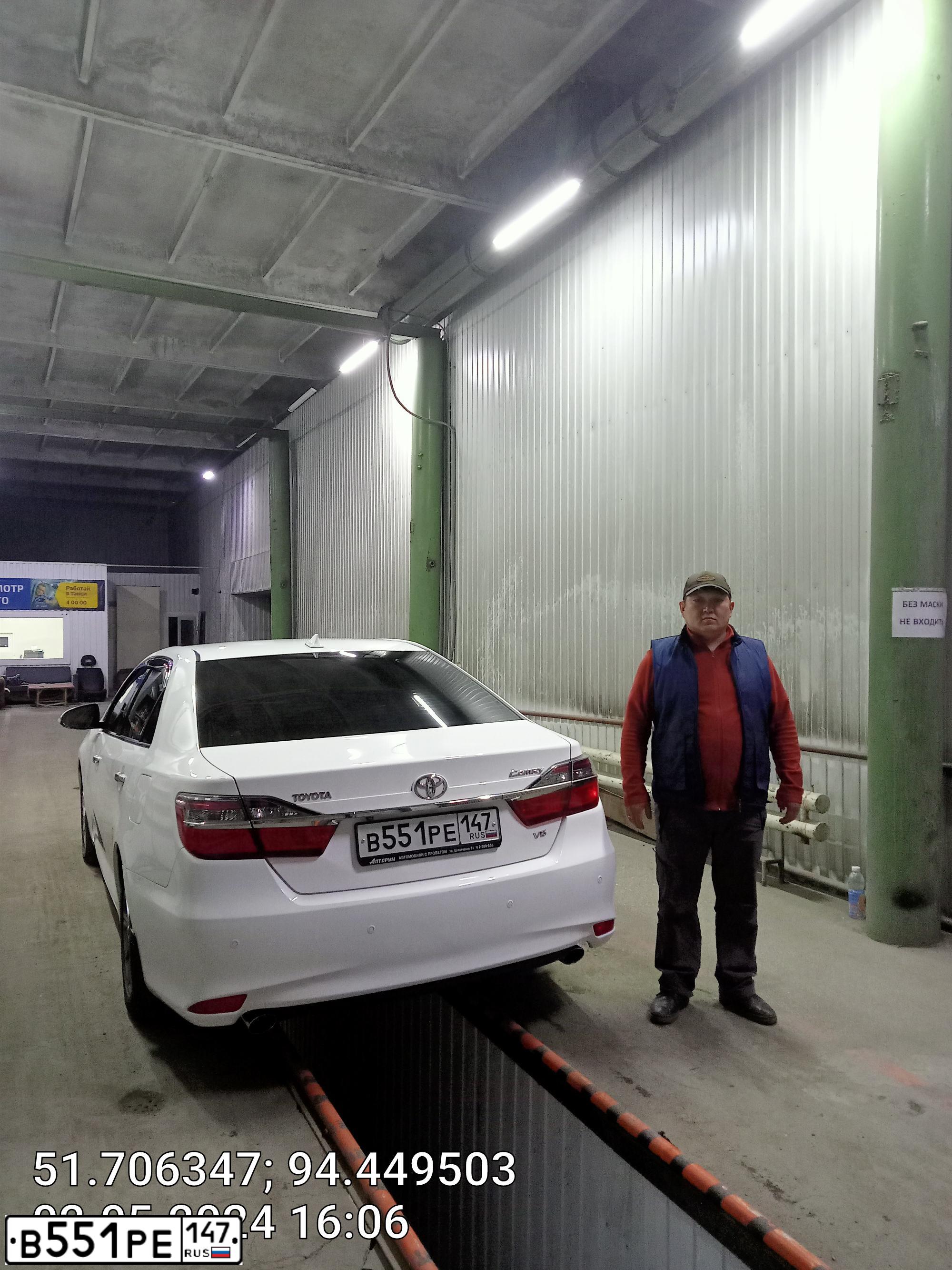 Фото автомобиля TOYOTA CAMRY, 2014 — госномер К772ВМ17. Цвет: Белый