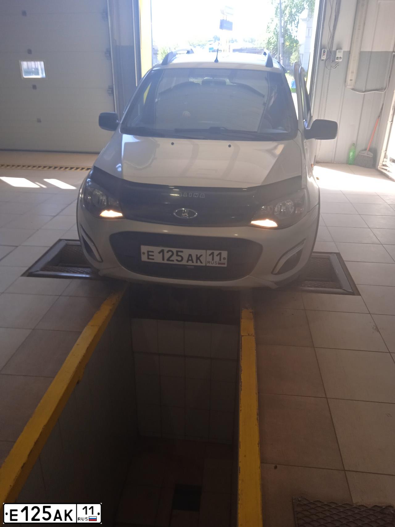 Фото автомобиля LADA 2194 KALINA, 2016 — госномер Е125АК11. Цвет: Серебристый