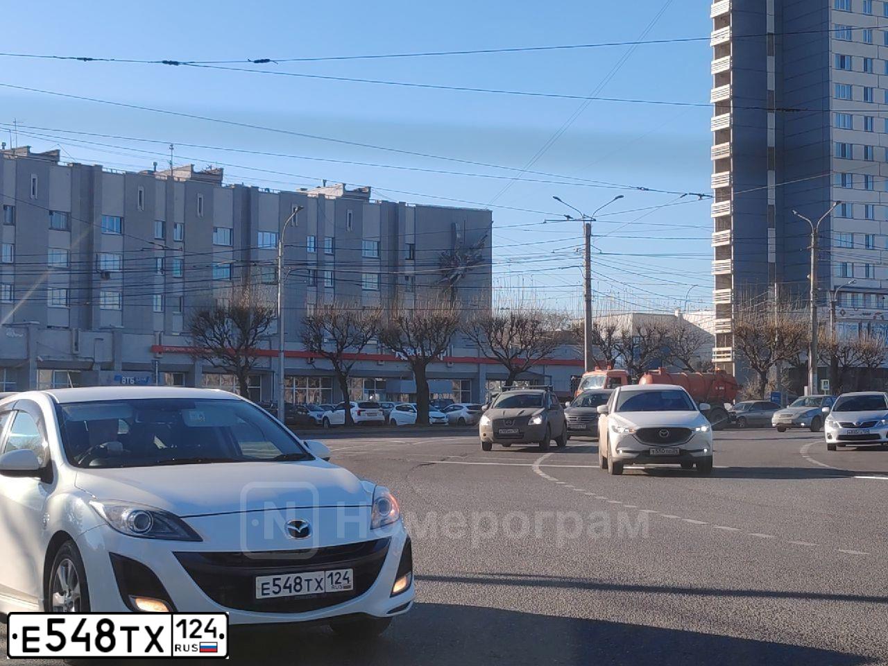 Фото автомобиля MAZDA AXELA MAZDA AXELA, 2011 — госномер Е548ТХ124. Цвет: Белый