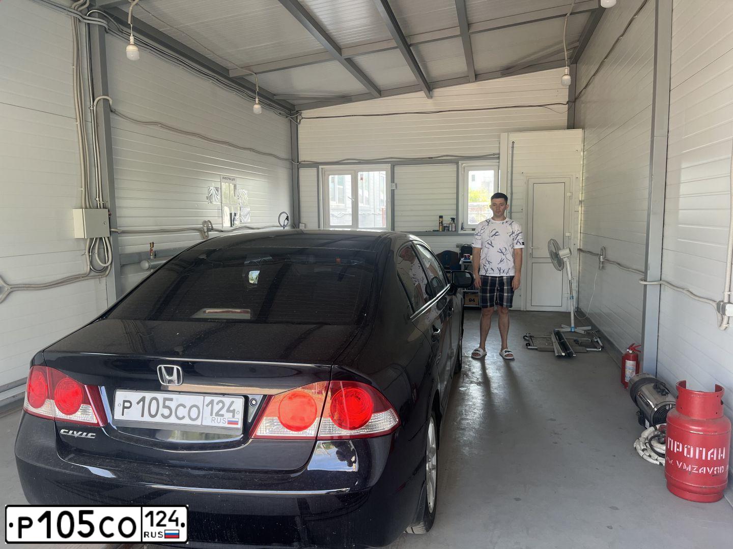Фото автомобиля HONDA CIVIC, 2007 — госномер Р105СО124. Цвет: ЧЕРНЫЙ
