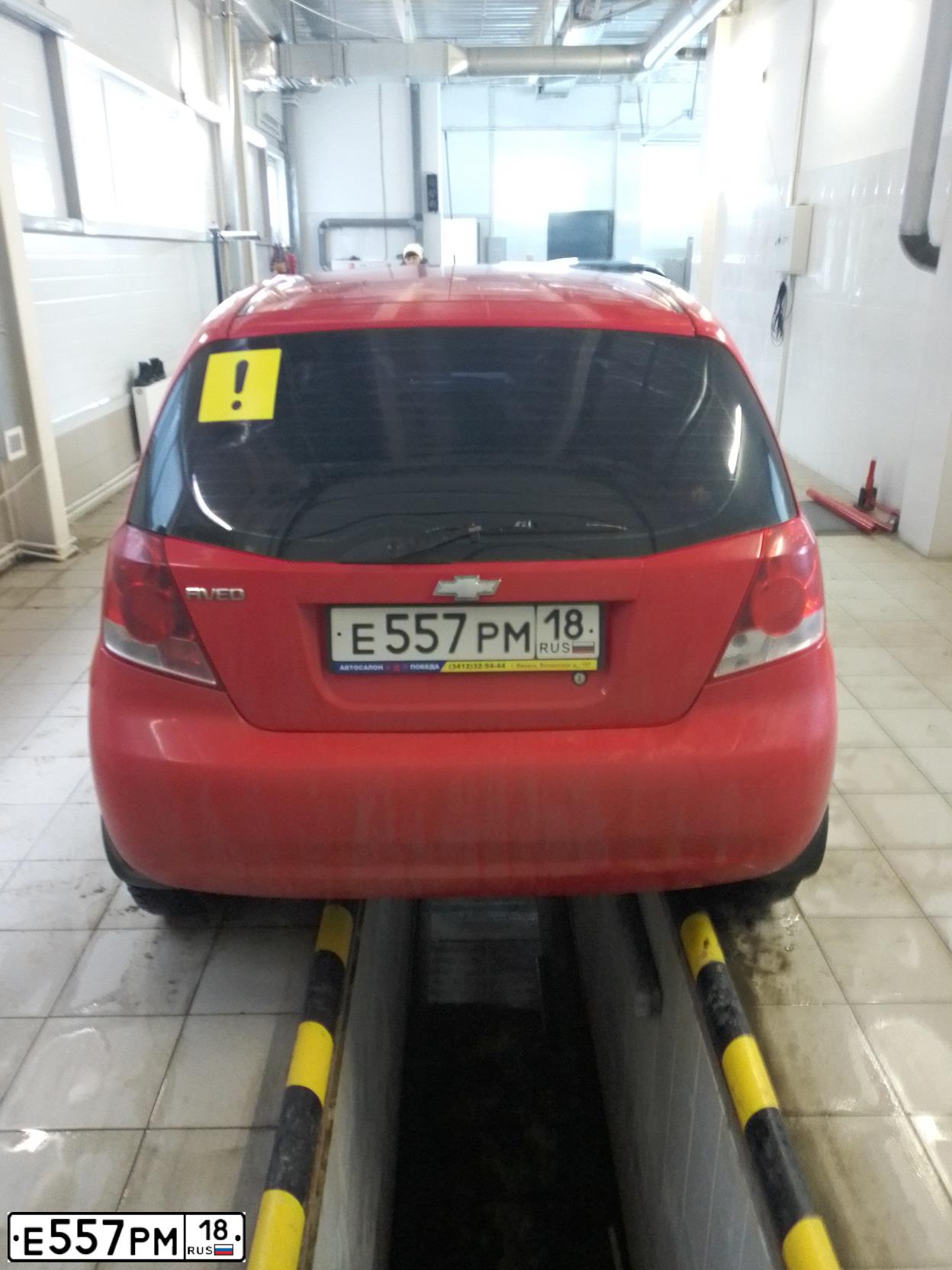Фото автомобиля CHEVROLET AVEO, 2006 — госномер Е557РМ18. Цвет: Красный