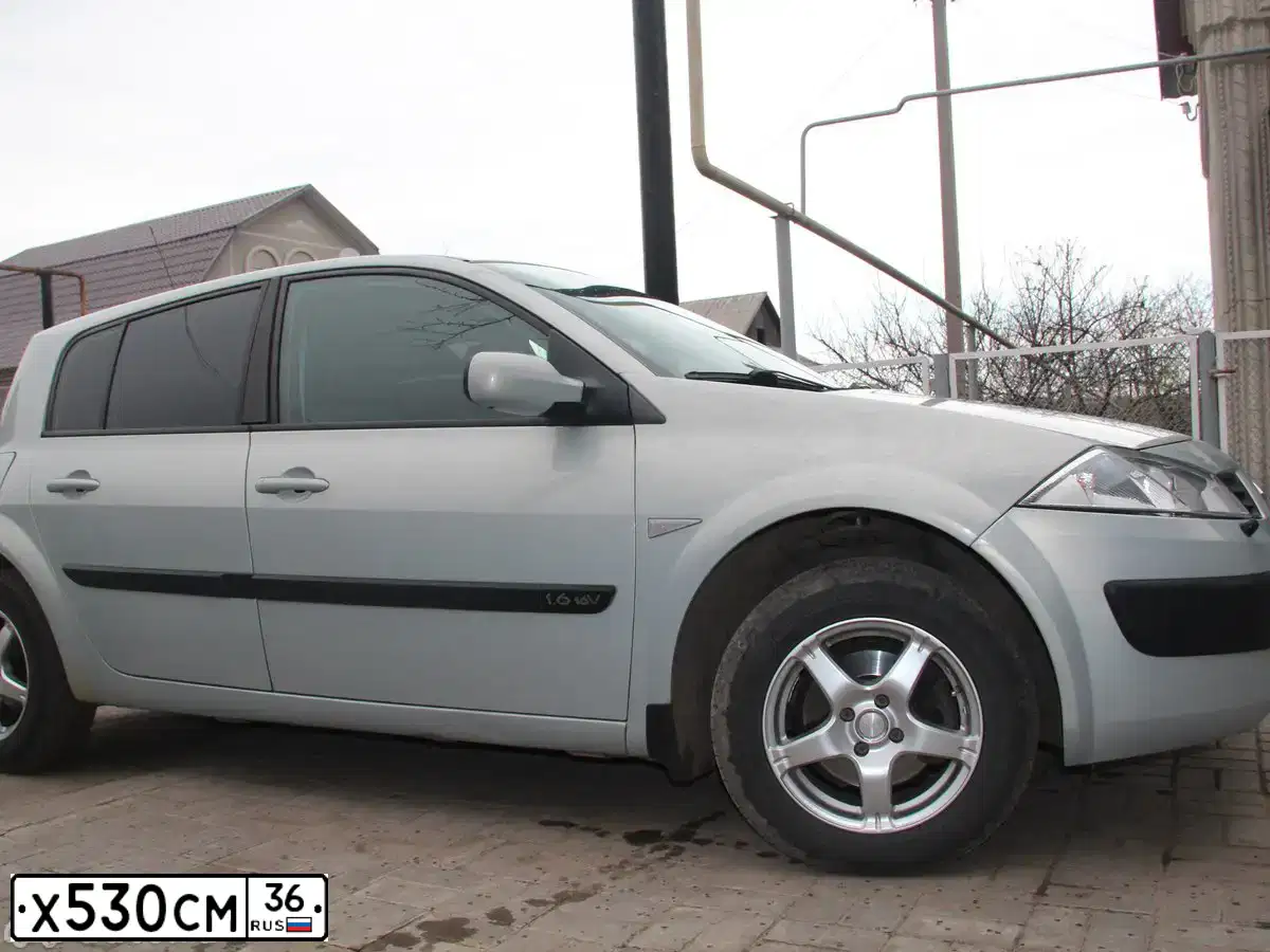 Фото автомобиля RENAULT MEGANE, 2003 — госномер Р005ВС36. Цвет: СЕРО-ГОЛУБОЙ