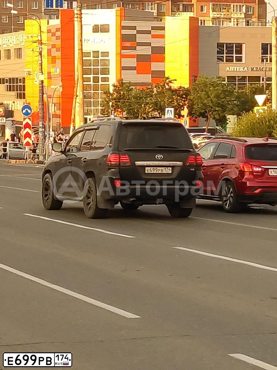 Фото автомобиля TOYOTA LANDCRUISER 200, 2011 — госномер Х007СВ197. Цвет: ЧЕРНЫЙ