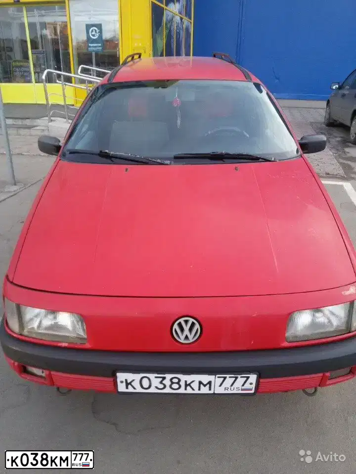 Фото автомобиля VOLKSWAGEN PASSAT, 1989 — госномер Н400МХ161. Цвет: Красный