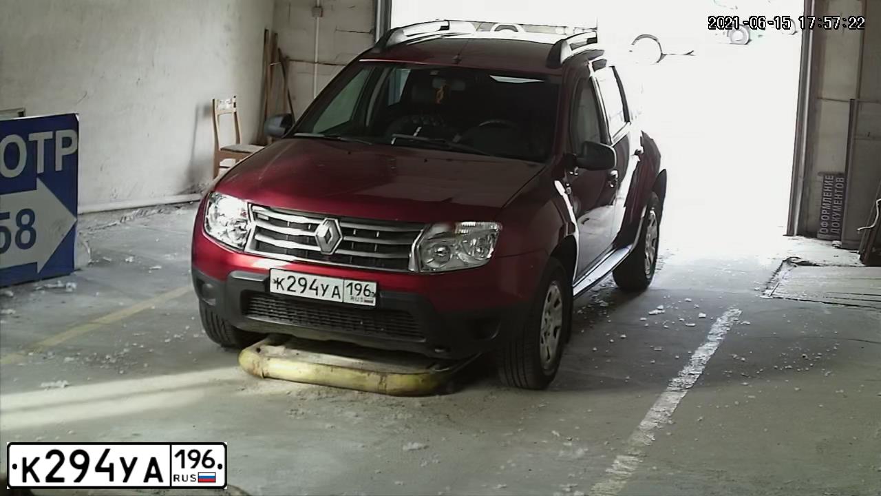Фото автомобиля RENAULT DUSTER, 2015 — госномер К294УА196. Цвет: Красный