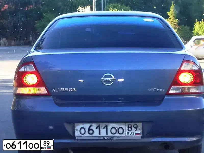 Фото автомобиля NISSAN ALMERA, 2006 — госномер О611ОО89. Цвет: СИНИЙ