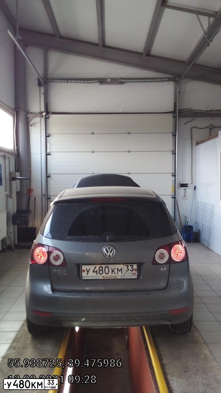Фото автомобиля VOLKSWAGEN GOLF PLUS, 2010 — госномер У480КМ33. Цвет: СЕРЫЙ