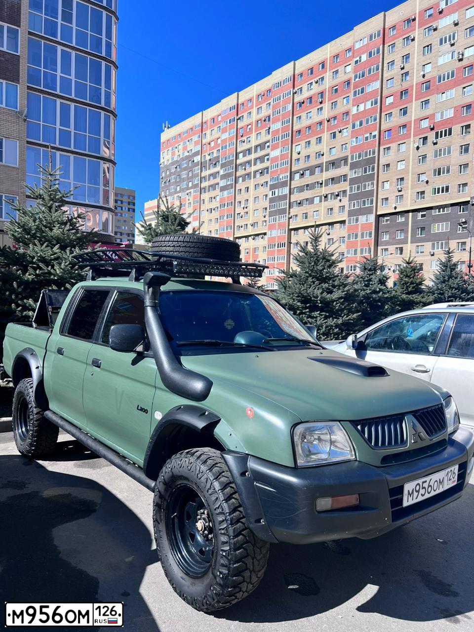 Фото автомобиля MITSUBISHI L 200, 2006 — госномер М956ОМ126. Цвет: ЗЕЛЕНЫЙ