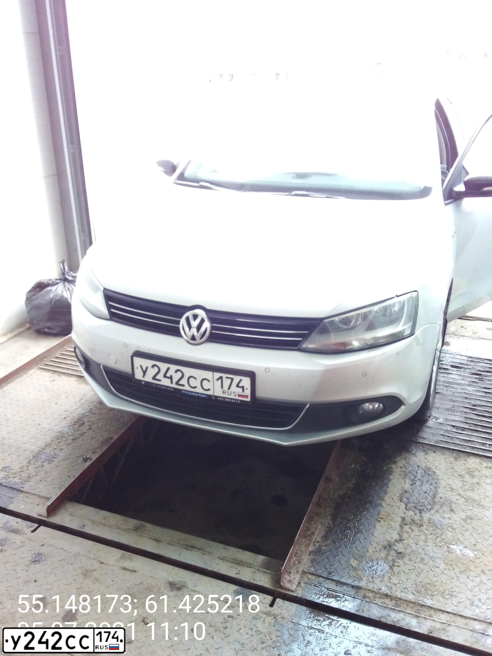 Фото автомобиля VOLKSWAGEN JETTA, 2013 — госномер У242СС174. Цвет: СЕРЕБРИСТЫЙ